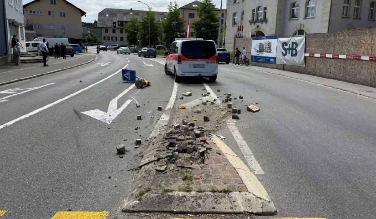 O șoferiță s-a urcat dezbrăcată la volan și a provocat mai multe accidente, până când un grup de vecini curajoși i-au oprit mașina în stradă