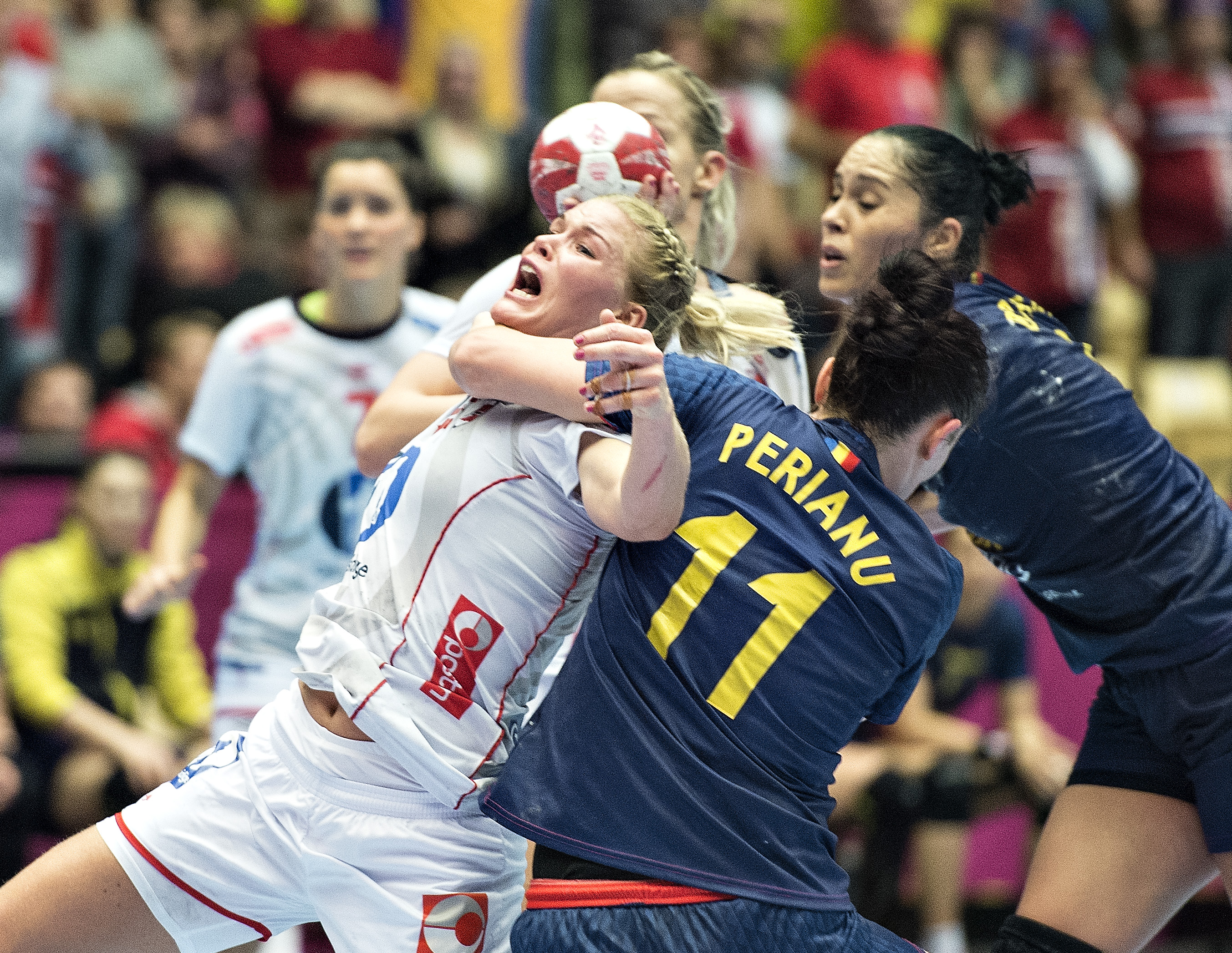 ”Secundul” Costică Buceschi, după înfrângerea dramatică din semifinalele CM de handbal, 33-35 cu Norvegia, după prelungiri: ”Fetele mi-au spus că puteam juca până dimineață! Victoria lor a fost întâmplătoare!”. Goalkeeperul Paula Ungureanu: ”Sunt supărată, dar și foarte mândră de echipa noastră! Nordicele n-au fost mai bune ca noi”. TOATE REACȚIILE: presă, antrenori, jucătoare. ”Ca în rollercoaster”! / FOTO&VIDEO