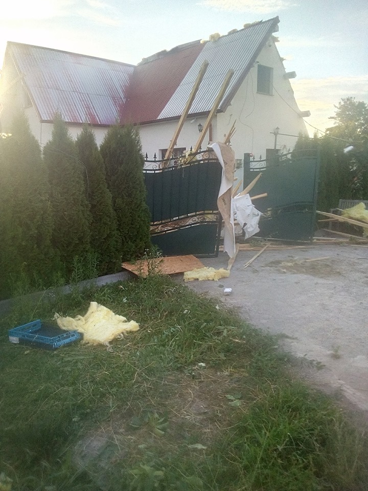 O tornadă a făcut prăpăd în comuna Mirosloveşti din Iași. Cel puțin două persoane au fost rănite și mai multe  case au fost distruse / FOTO