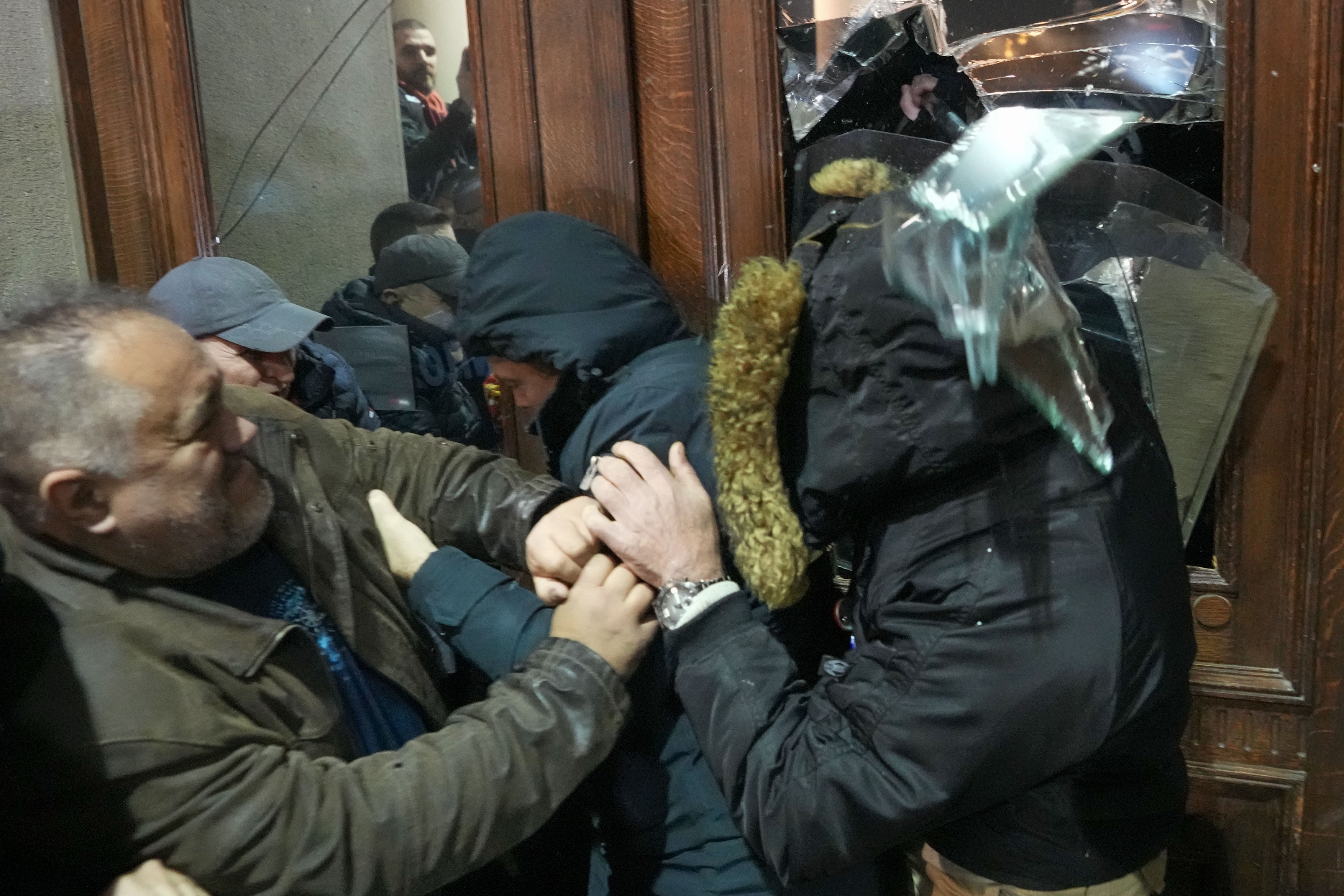 Prima întâlnire a președintelui sârb Vučić după izbucnirea revoltelor de duminică de la Belgrad: cu ambasadorul Rusiei