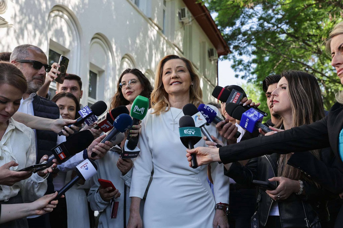 Elena Lasconi, îmbrăcată într-o rochie de 1.000 de lei la secția de votare. Cine i-a creat ținuta și cum a apărut alături de Cătălin Georgescu, soțul ei
