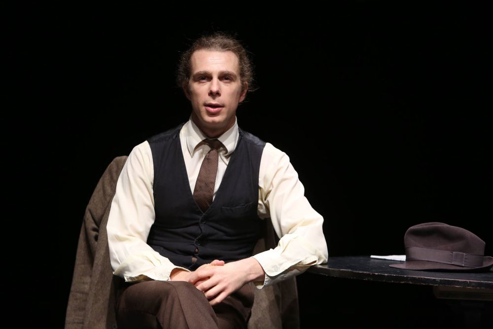 Băiatul teribil al teatrului românesc și-a serbat ziua pe scenă! Actorul Lari Giorgescu a avut parte de o aniversare-surpriză în turneu la Cluj