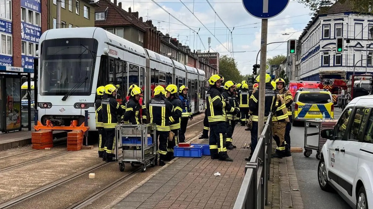 Rudele băiețelului român de 8 ani ucis de tramvai în Germania, supravegheate de polițiști: „Ei plâng altfel decât noi, germanii. Încercăm să-i lăsăm să facă asta”