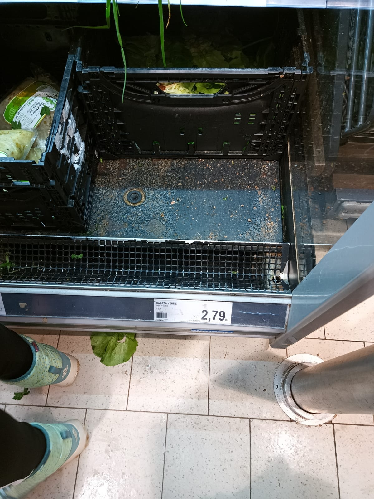 Sute de kilograme de alimente, oprite de la comercializare în două din cele mai populare stațiuni montane. Ce au descoperit inspectorii ANPC