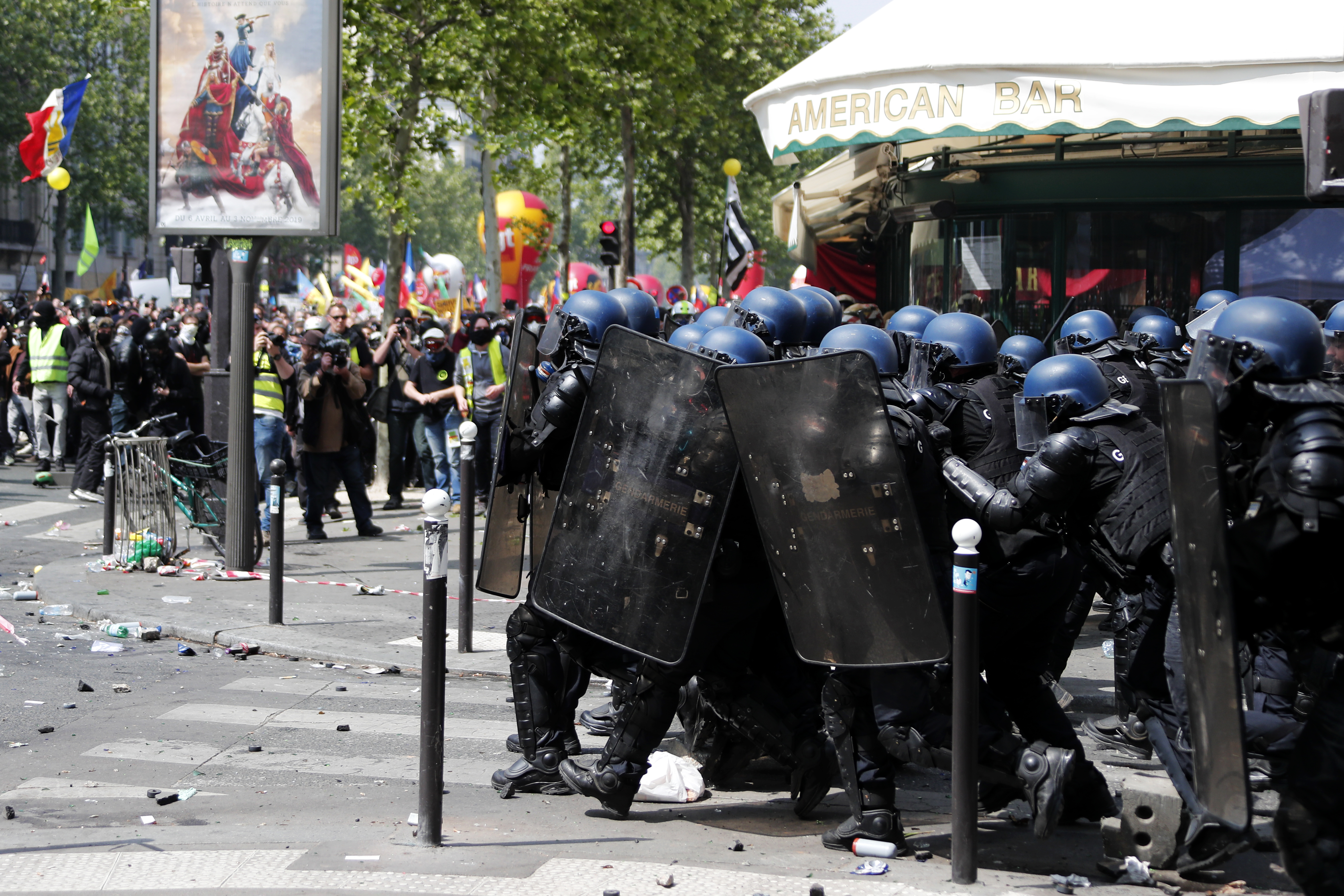 Violențe la mitingul de 1 Mai de la Paris. Poliția a făcut arestări și a lansat gaze lacrimogene (FOTO)