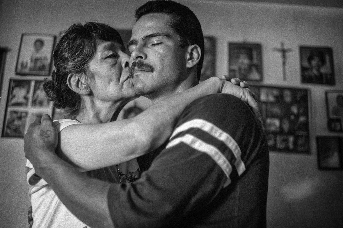 Cum arătau soldații străzilor în anii '80! Imagini brutale din interiorul celor mai periculoase bande din Los Angeles: armele, drogurile și bătăile erau la ordinea zilei