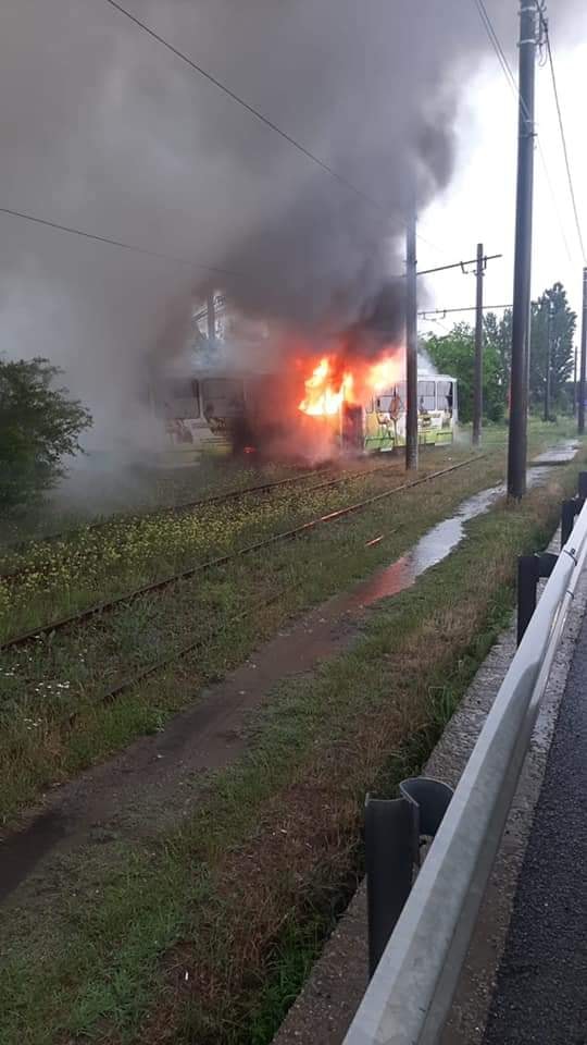 Un tramvai lovit de fulger a luat foc în mers, în Craiova