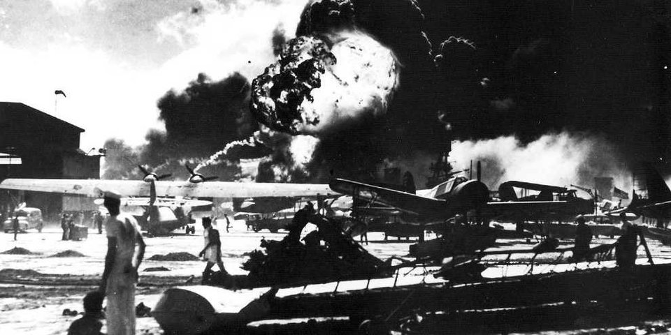 FOTO | 77 de ani de la atacul japonez de la Pearl Harbor. Fotografii incredibile din timpul masacrului