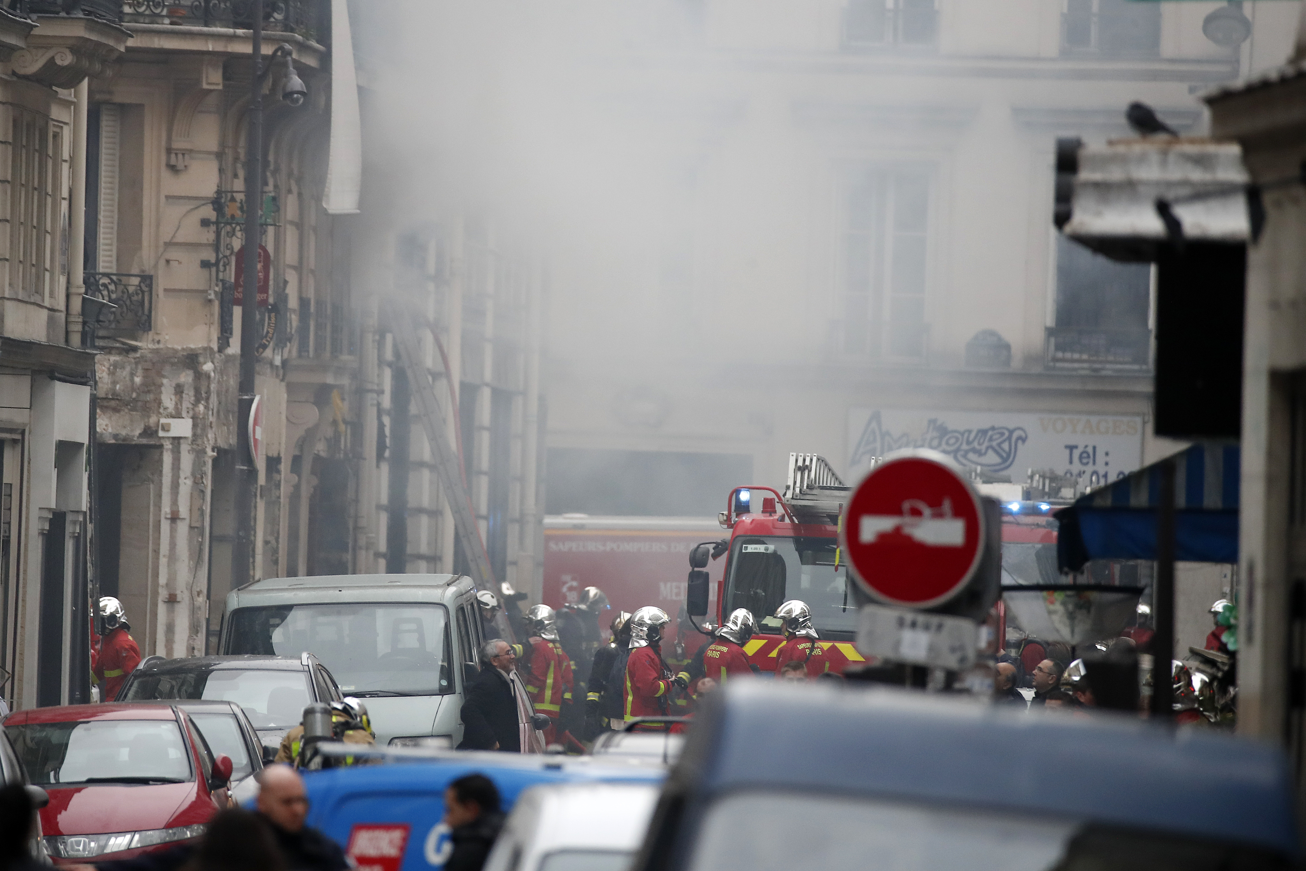 VIDEO / Imagini șocante cu momentul exploziei din Paris. Un jurnalist italian a filmat scena dezastrului: "Mi-a explodat în față"