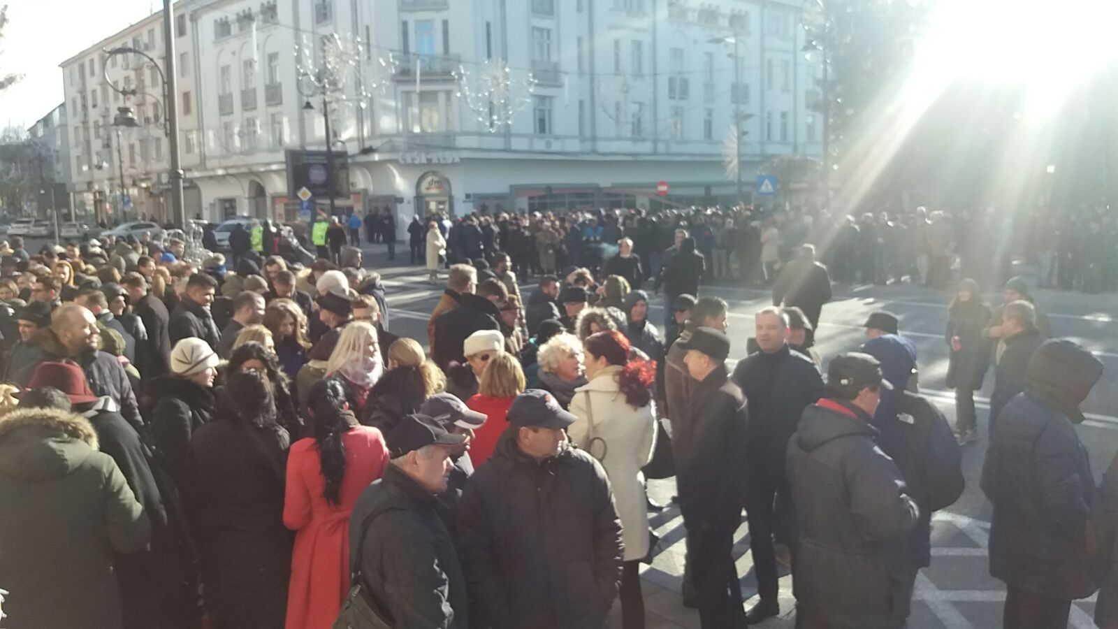 VIDEO & FOTO| Peste 8.000 de social-democrați, la un marș în memoria Regelui Mihai. Ministrul Olguța Vasilescu a purtat un accesoriu inedit