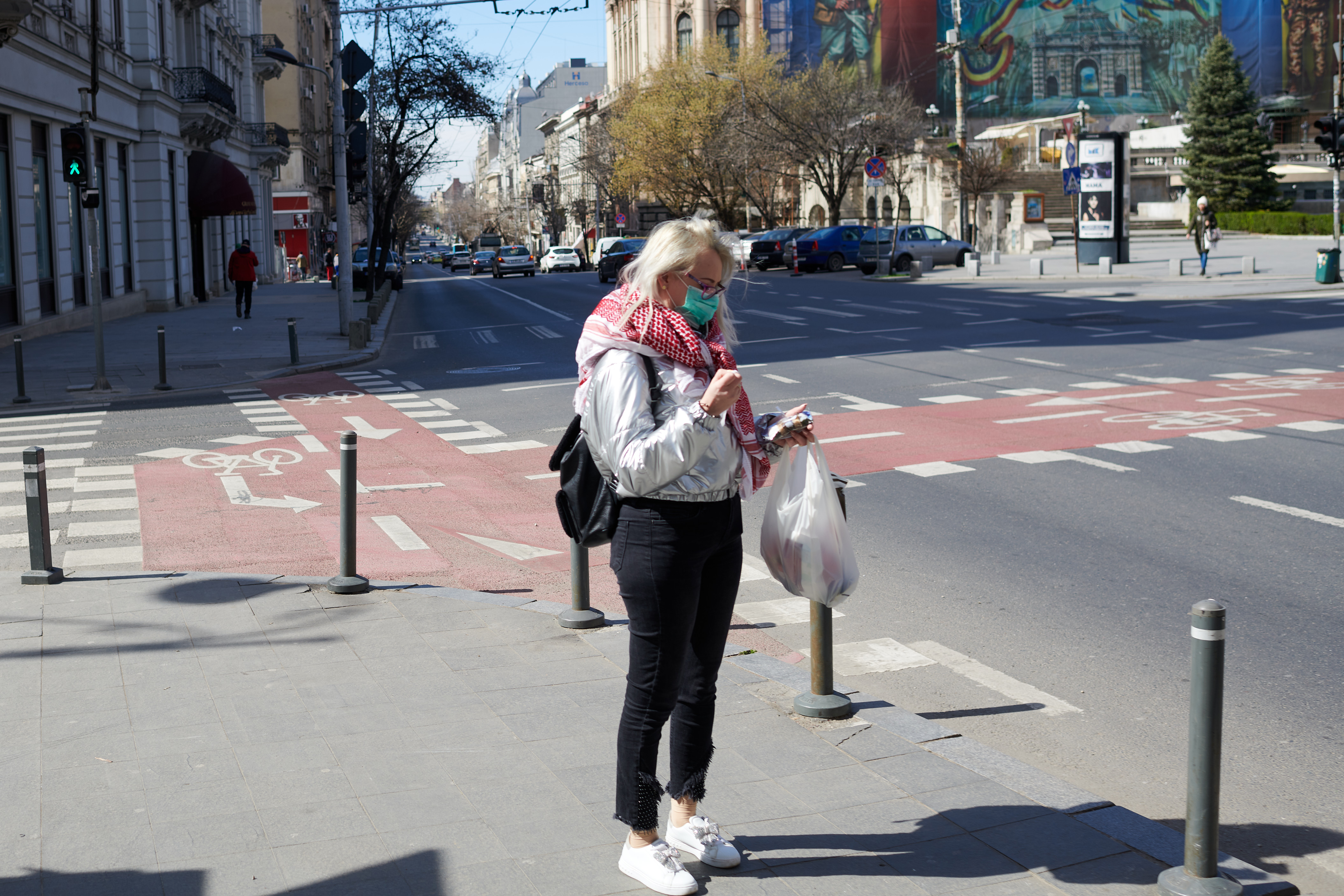 Starea de urgență îi ține pe bucureșteni în case și închide localurile din Centrul Vechi. Fotografii cu Capitala goală