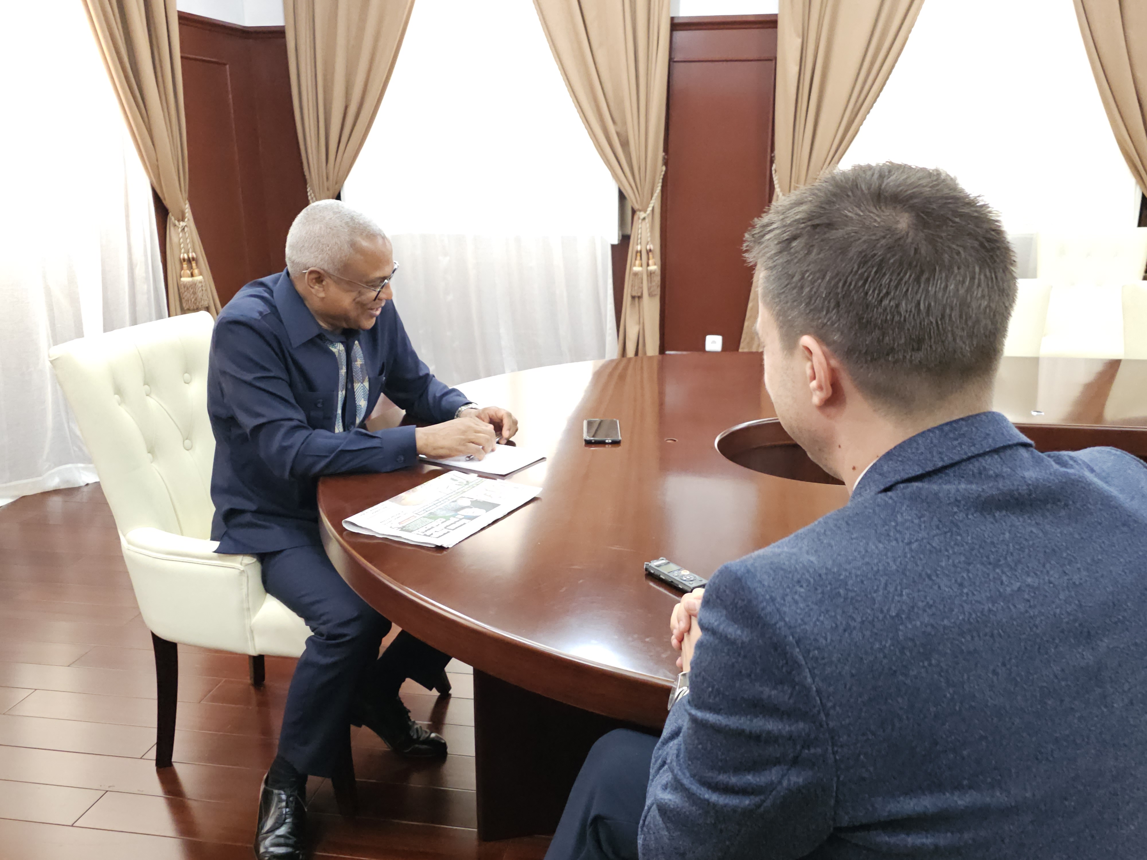 INTERVIU. Întrebat înaintea întâlnirii cu Klaus Iohannis dacă el și-ar face publice cheltuielile cu deplasările la cererea a 40.000 de oameni, José Maria Neves, preşedintele din Capul Verde, a răspuns: „Nu e nevoie de 40.000. Dacă o singură persoană îmi cere ceva, eu sunt obligat să răspund”