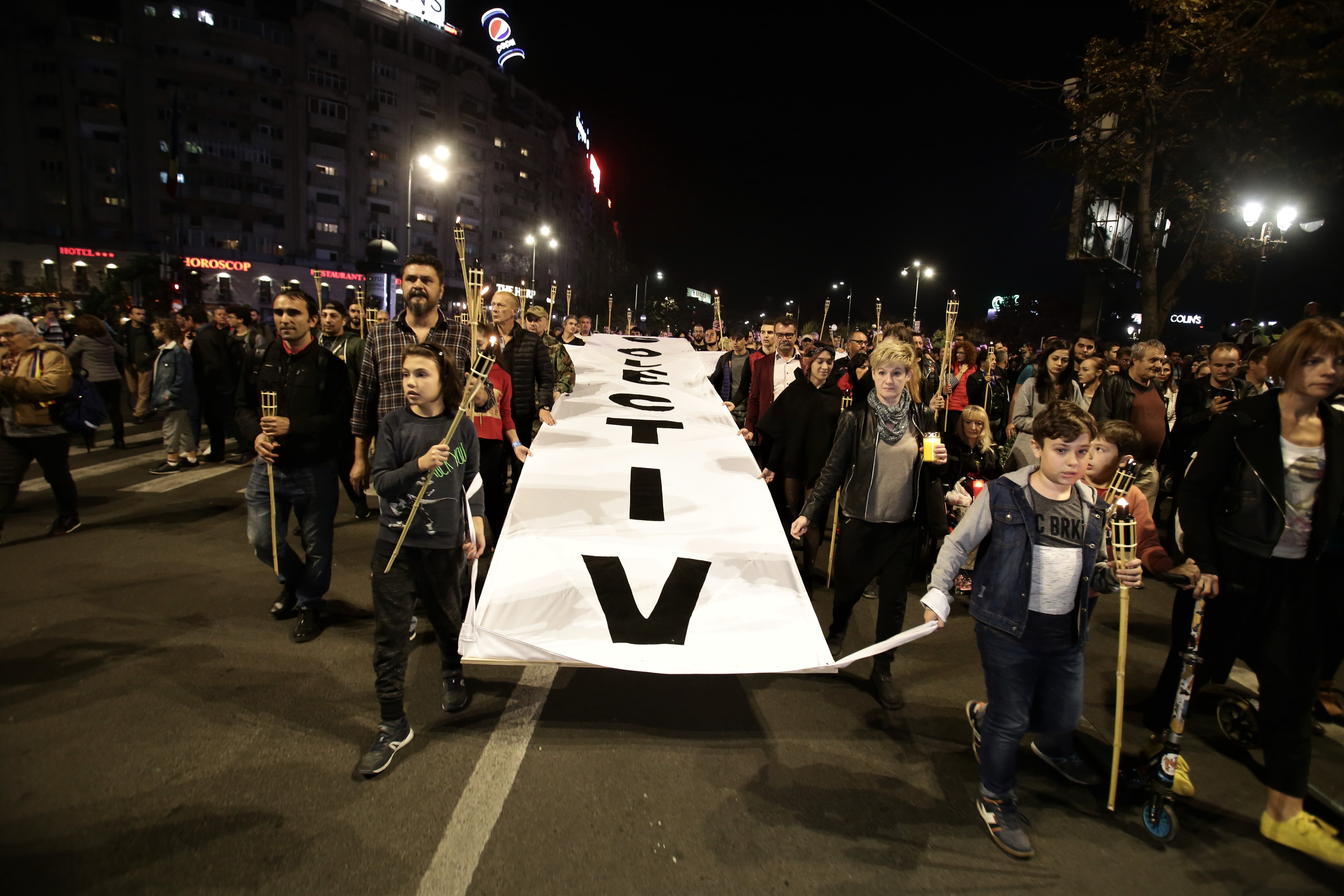 FOTO&VIDEO / Marșul chitarelor, pe muzica durerii. Sute de oameni au adus un omagiu celor care au murit în Colectiv. Părinții și-au înăbușit durerea: „Vrem să se facă dreptate”