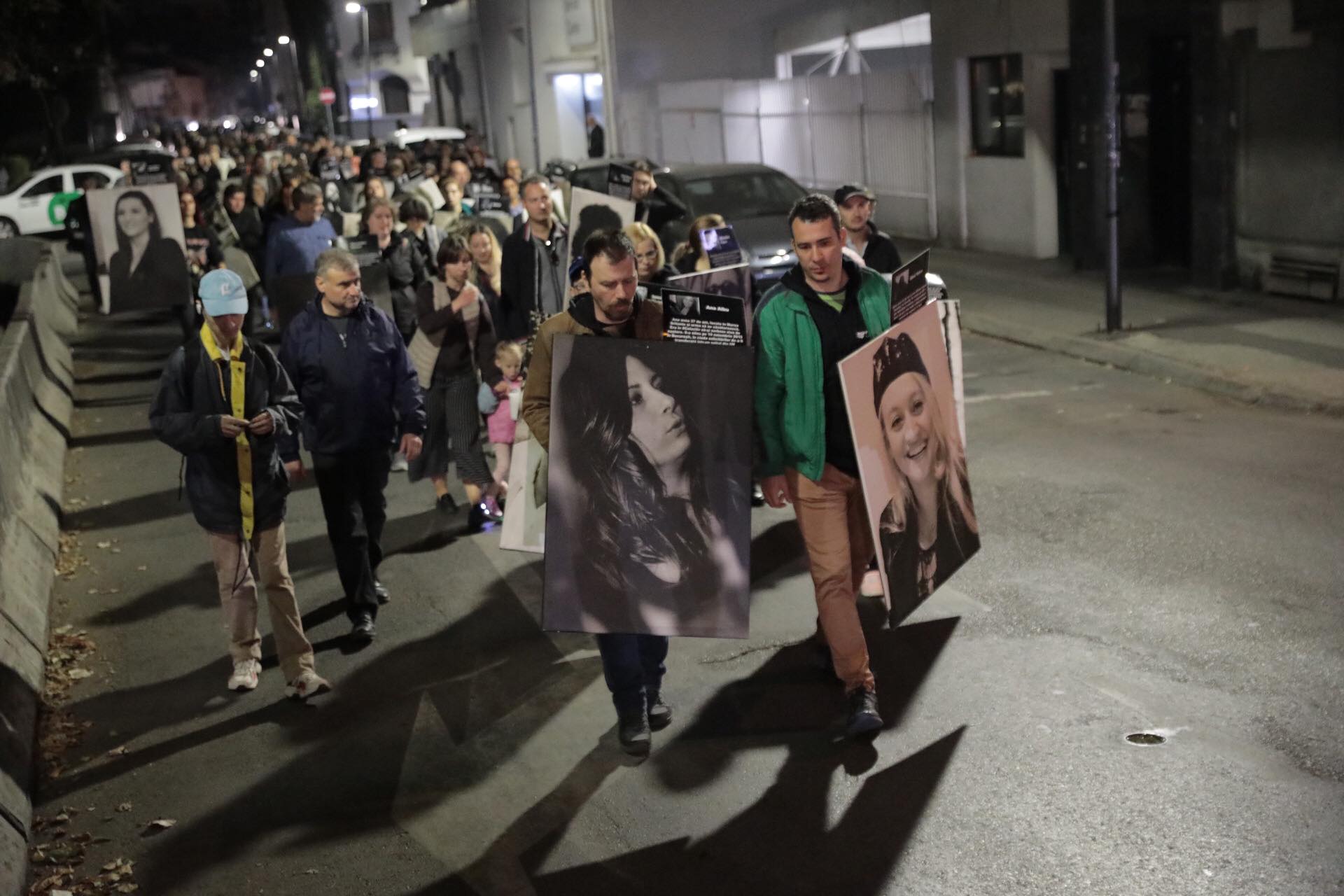 Marș în memoria victimelor de la Colectiv. Fotografiile tinerilor care au murit au fost așezate în fața Parchetului