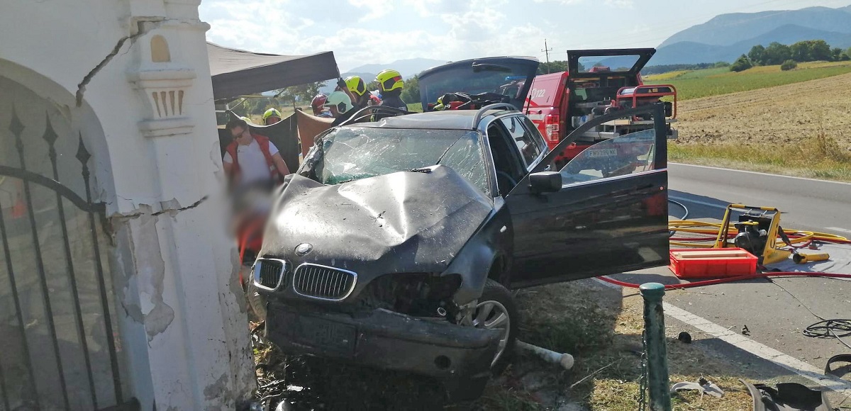 Român de 17 ani, mort pe scaunul din dreapta al unui BMW care a zburat într-o capelă, în Austria. Un român de 21 de ani, la volan