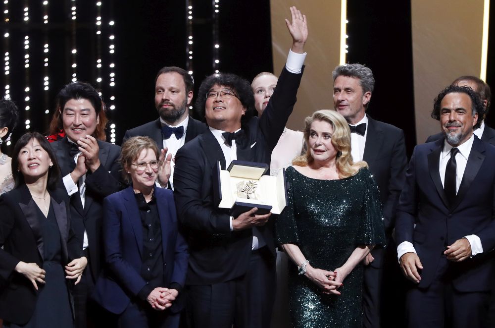 Filmul „Parasite” a câștigat trofeul Palme d'Or la Cannes 2019. Actrița celebră care i-a înmânat râvnitul premiu regizorului sud-coreean / FOTO&VIDEO