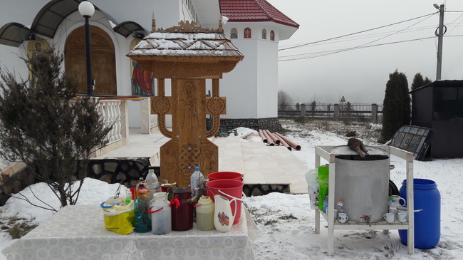 Pelerinaj la mormântul preotului Mihai Negrea care a crescut 117 copii. Flori și lumânări pentru părinte