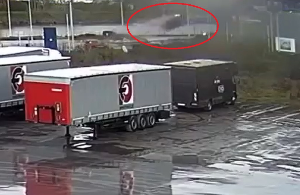 Imagini filmate cu un fotbalist belgian care zboară cu Mercedesul zeci de metri, trece printr-un perete și aterizează într-o sală de sport