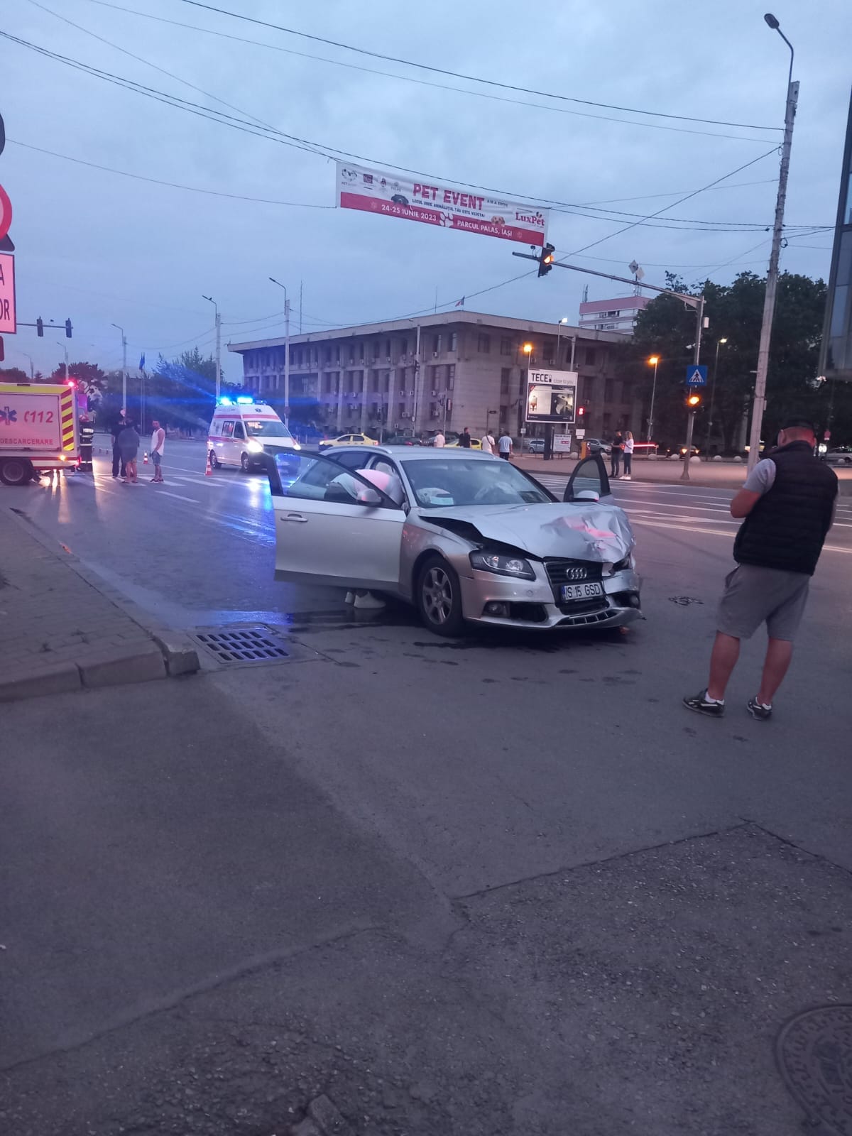 Un Audi a răsturant un Mercedes, în Iași. Sunt 6 victime, iar impactul a fost filmat