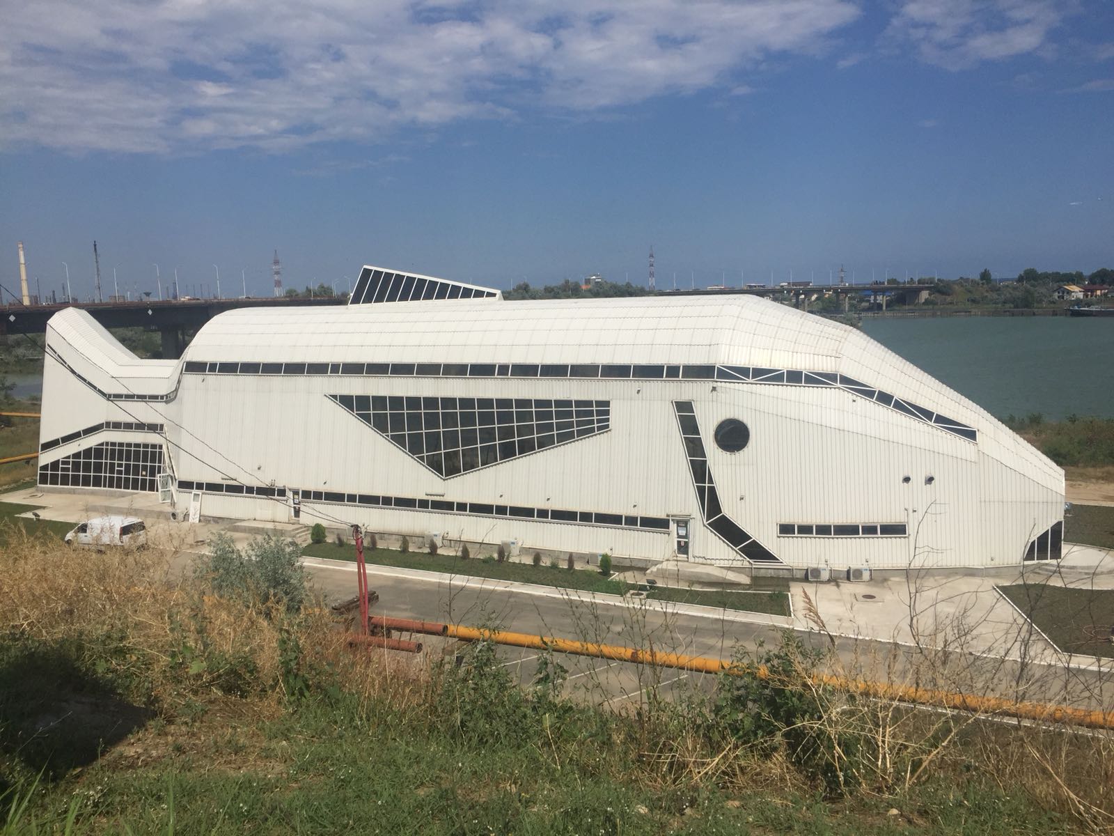 REPORTAJ/Piața de pește din Năvodari, un mastodont construit cu bani europeni, zace nefolosit. 1,5 milioane de euro, aruncați pe apa sâmbetei