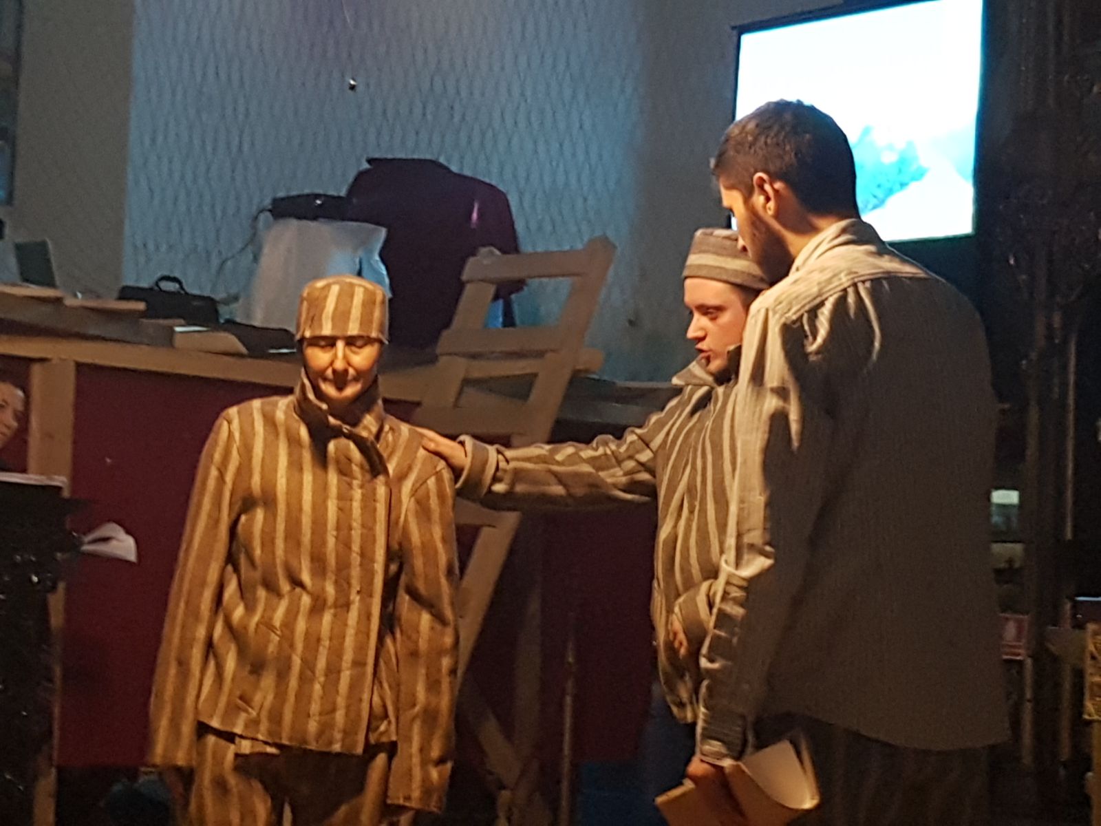 ”Osânda cărților” s-a jucat la biserică. Mărturii cutremurătoare despre viața unui deținut la Aiud/FOTO