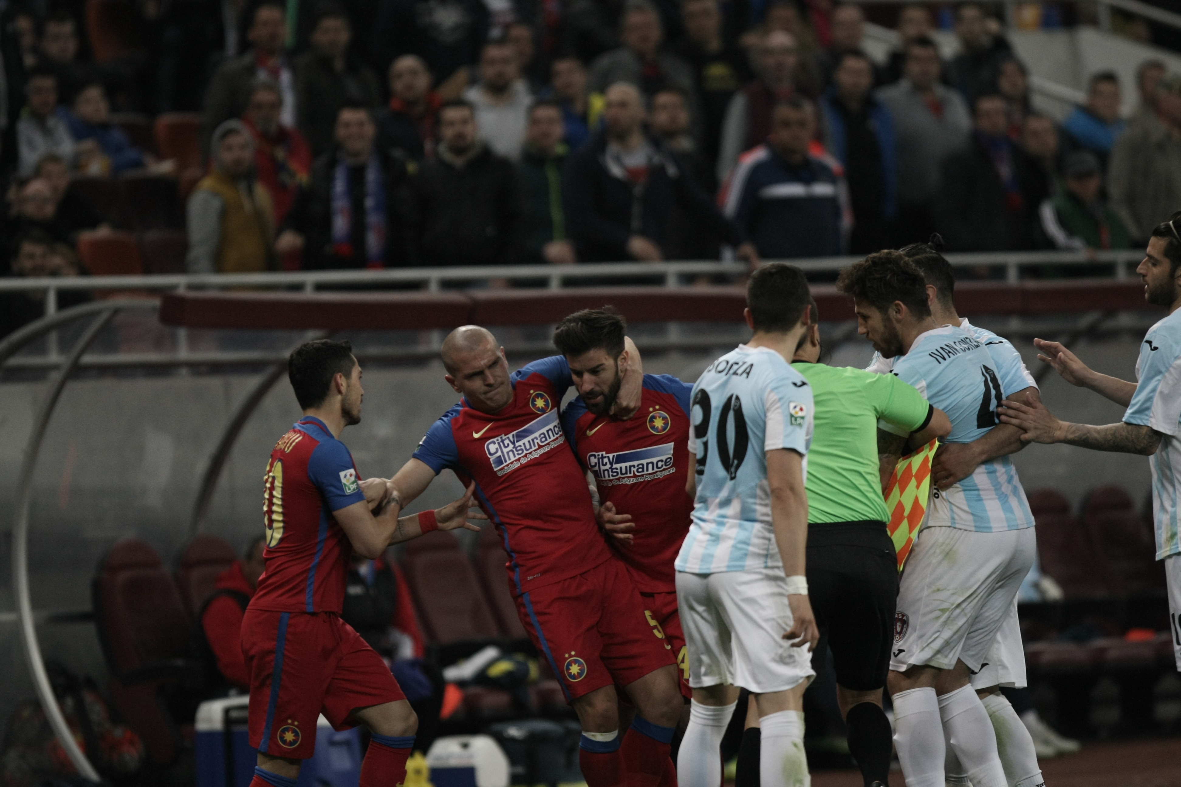Crăciunescu, revoltat că stewarzii au intrat pe teren la meciul Steaua - ASA: ”Ce facem, aducem trupele speciale?” | GALERIE FOTO