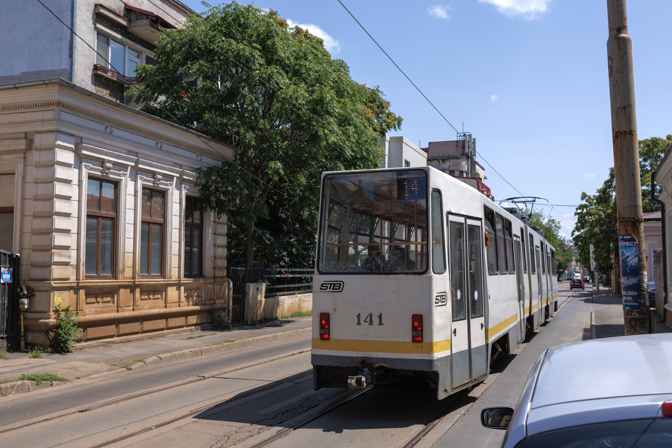Dezastrul șinelor de tramvai din București: „Două cauciucuri am făcut praf. Cine-mi dă banii pe ele?”