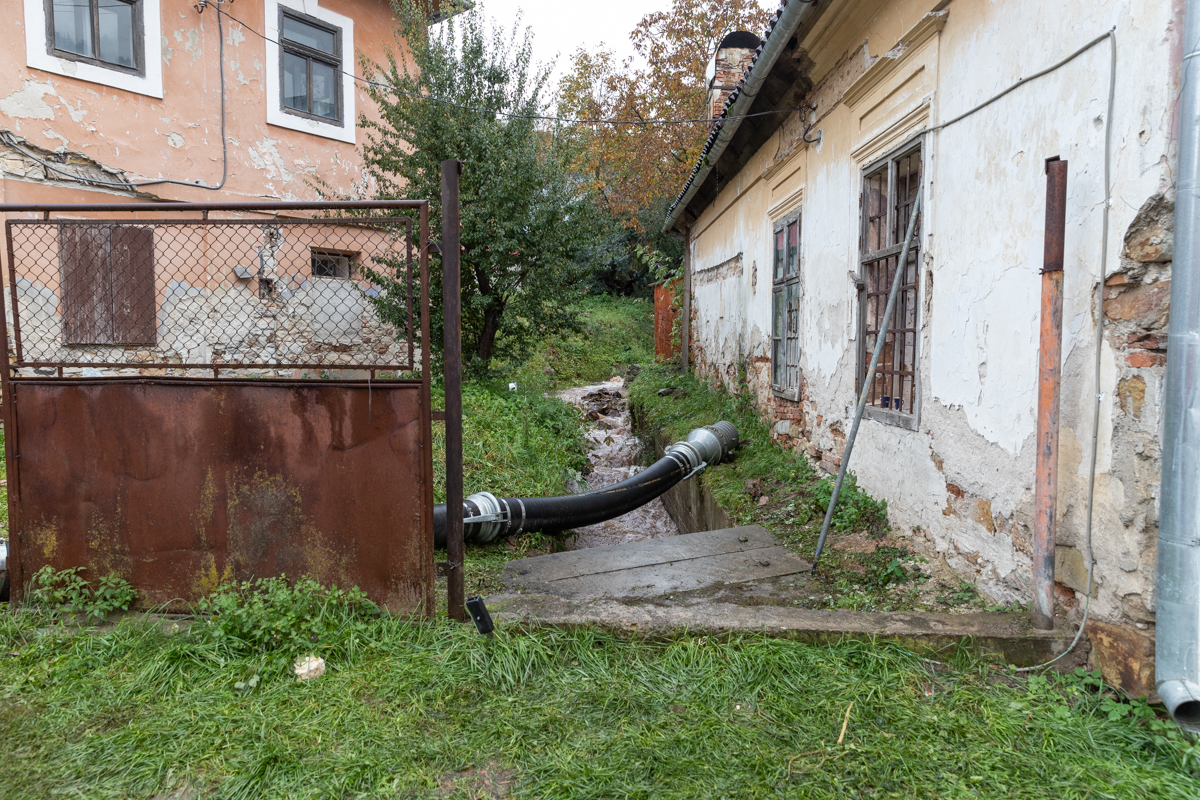 REPORTAJ. În Roșia Montană, pompierii scot apă din Tăul Mare, dar de secat, a secat încrederea oamenilor. Viceprimar: „N-avem un plan concret”