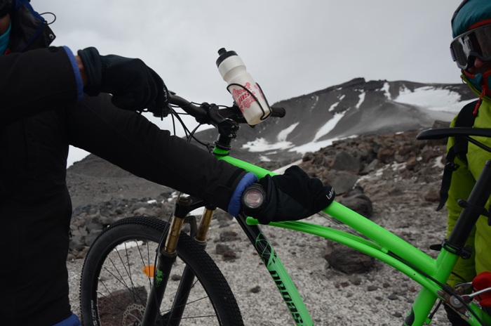 Românii care au traversat Deșertul Atacama și vulcanul Ojos del Salado pe biciclete Pegas au sosit în țară | FOTO
