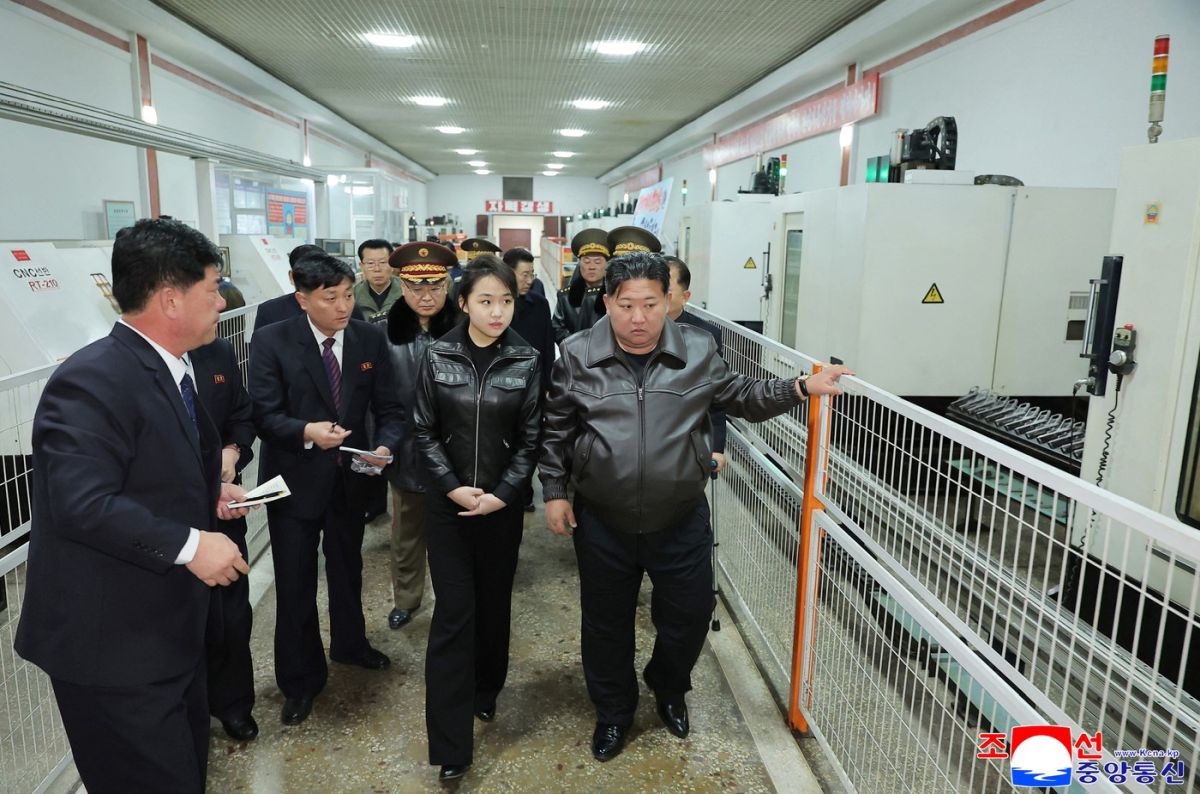 Fiica lui Kim Jong-un a tras cu pistolul în timpul unei vizite la o fabrică de armament: „Regimul încearcă să cultive imaginea unei femei puternice și de temut”