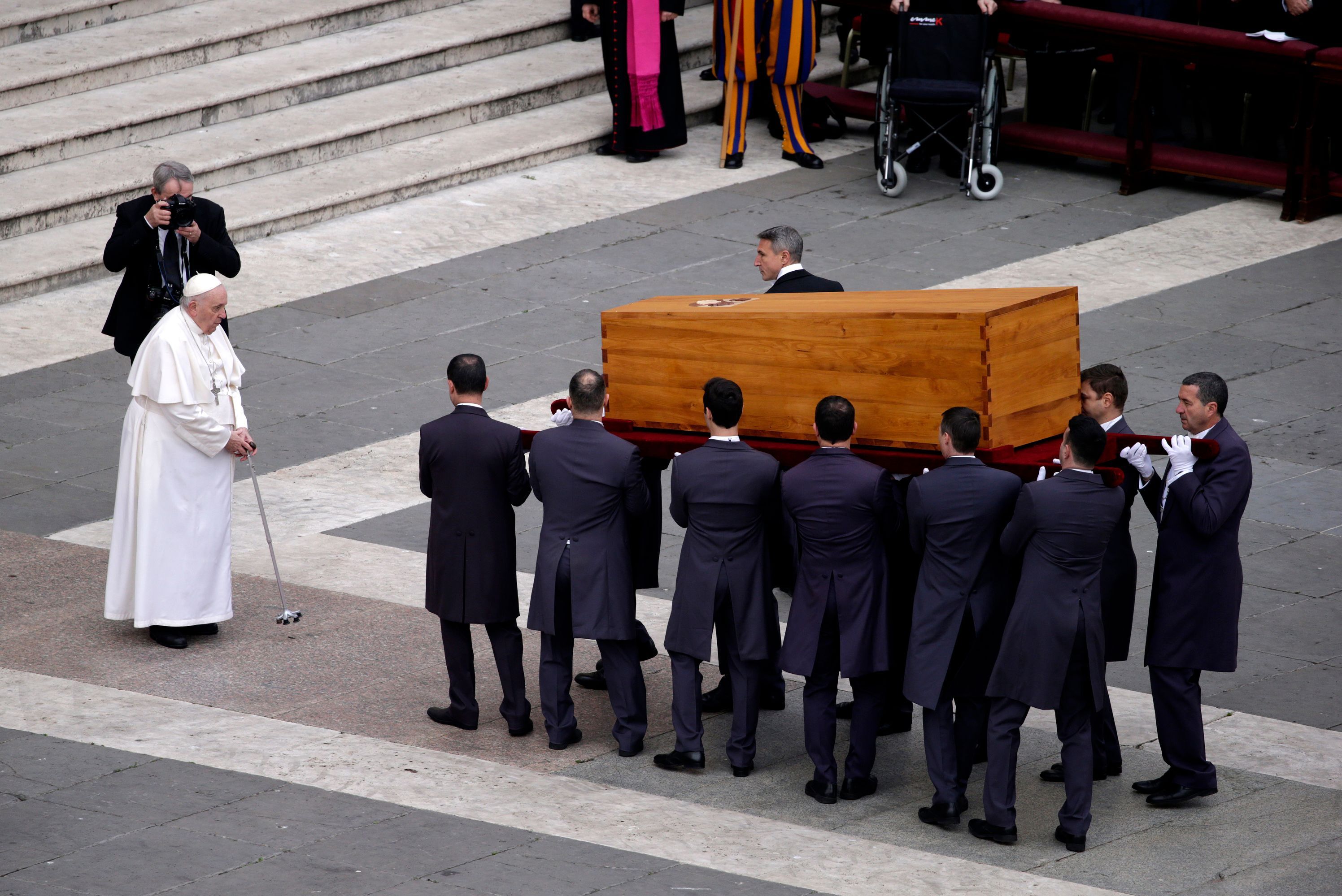 Fostul Papă Benedict al XVI-lea a fost înmormântat. Liturghia, oficiată în premieră de un papă aflat în funcție