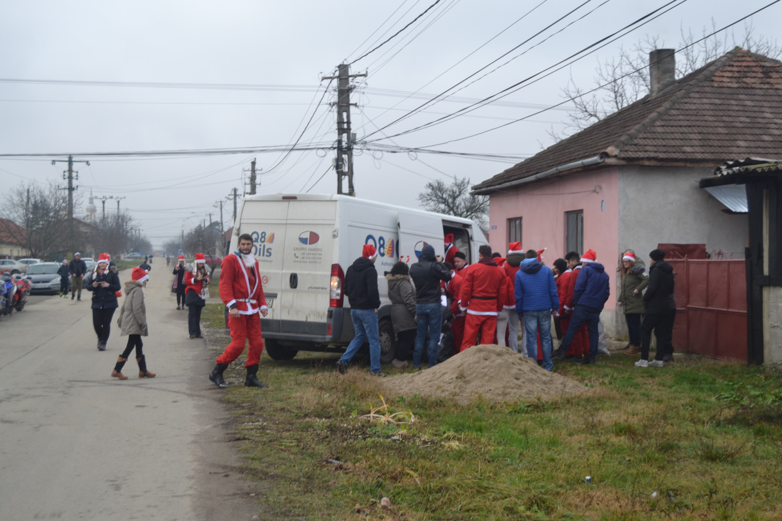 Moș Crăciun s-a urcat pe motocicletă să împartă cadouri copiilor sărmani din Timiș| FOTO/VIDEO