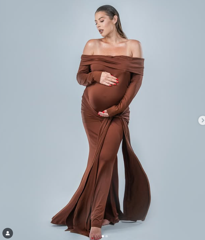 Roxana Nemeș se pregătește să nască gemenii. Imagini cu vedeta în ultima lună de sarcină. „Iubiții mei mă vor face în curând mămică”