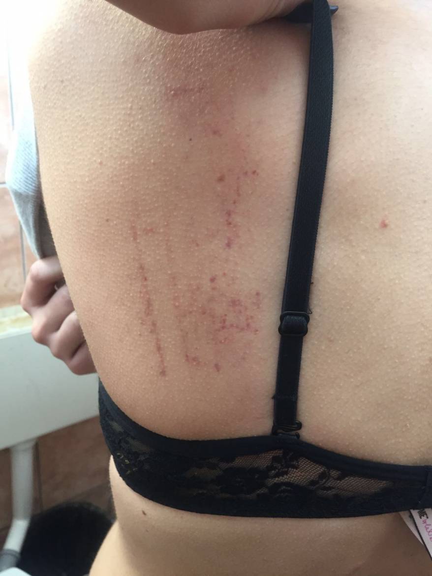 Şi-a bătut fiica şi a tuns-o cu un cuţit ca să o facă de râs la şcoală! GALERIE FOTO