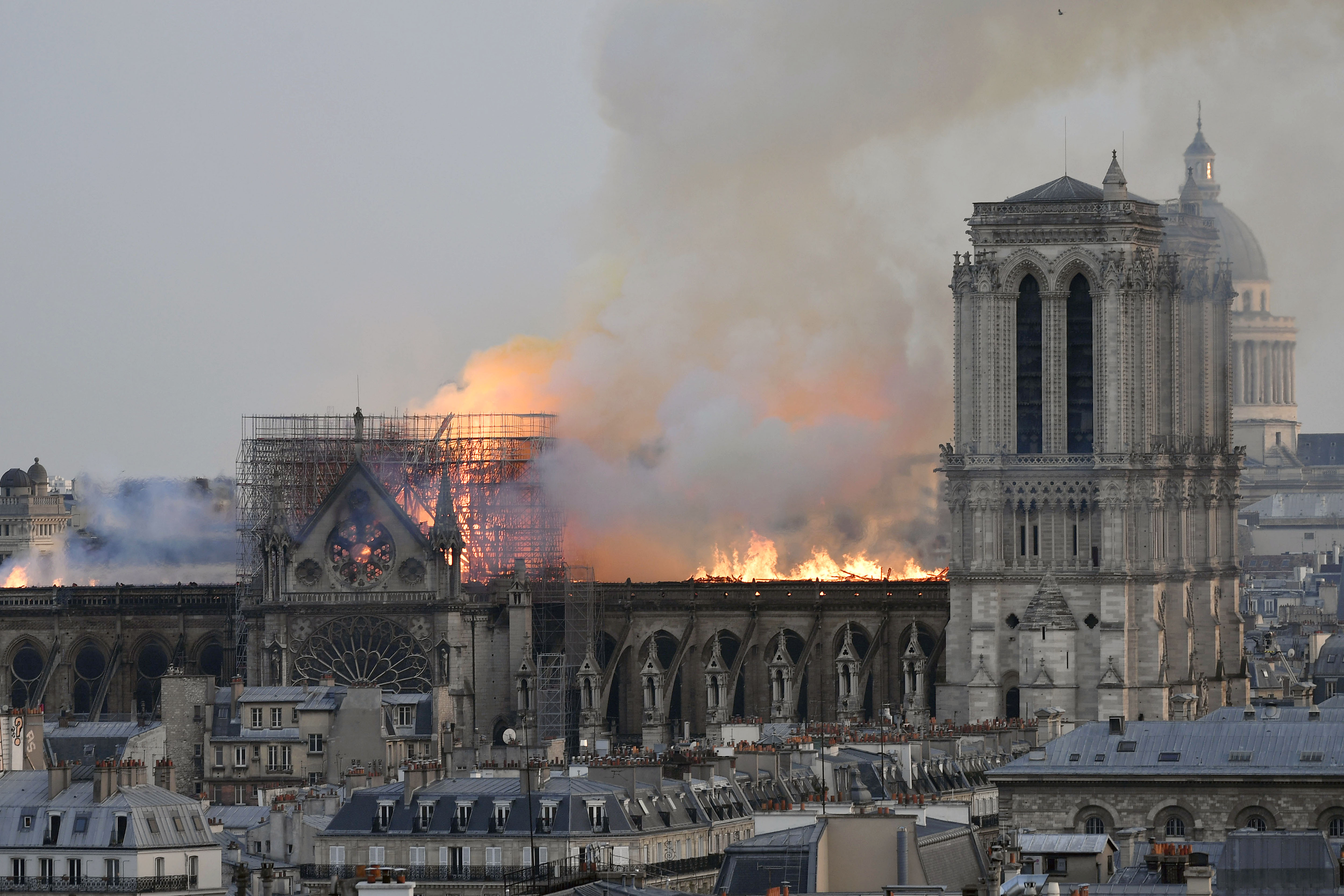 UPDATE | Incendiul de la Catedrala Notre-Dame din Paris a fost stins după 9 ore! Donald Tusk: „Europa va ajuta la reconstrucție”