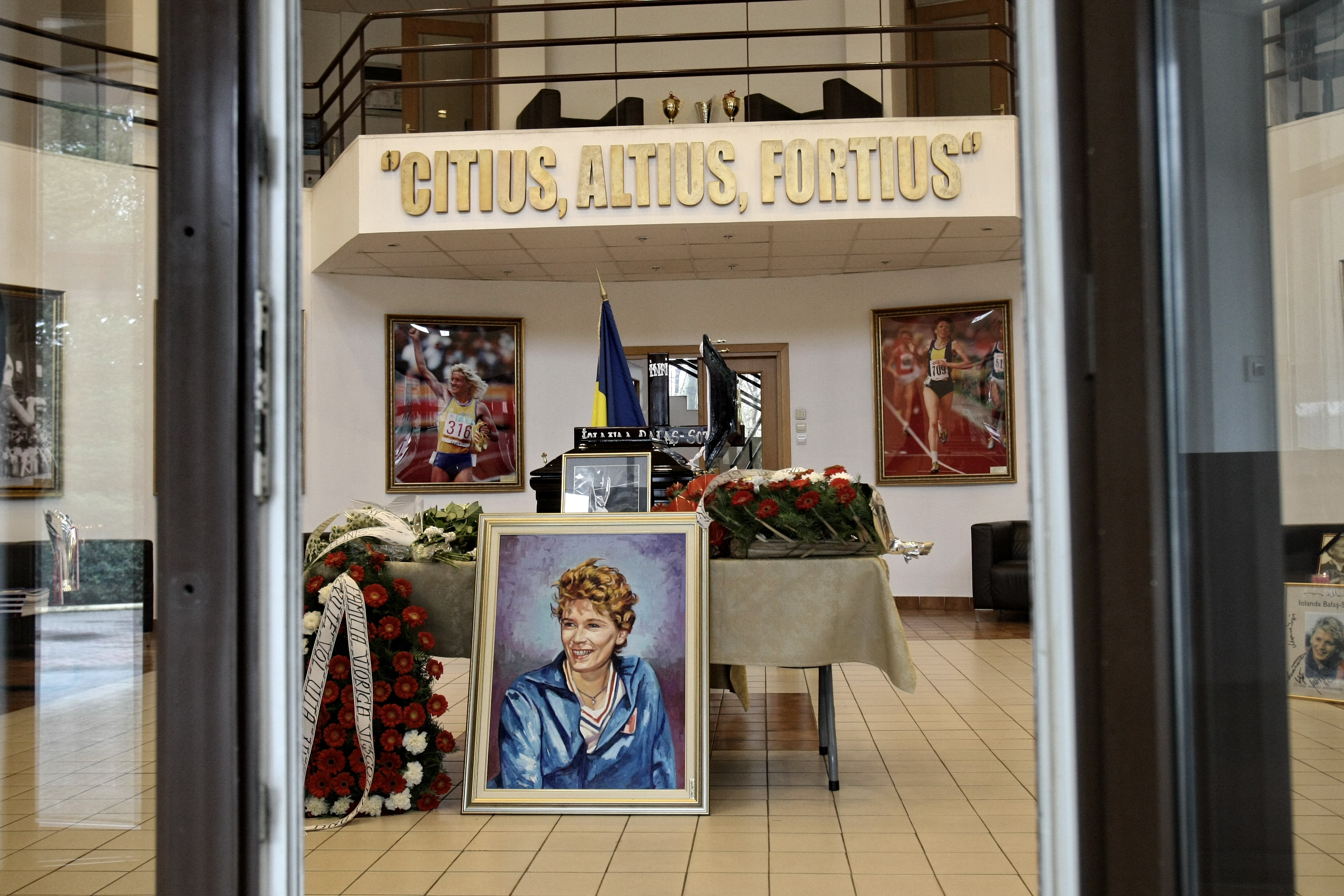 Lumea sportului românesc își ia adio cu lacrimi în ochi de la ”Doamna atletismului mondial”. ^Învăluită în tricolor / GALERIE FOTO&VIDEO