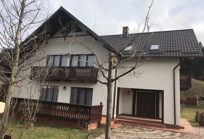 Primarul Mihai Chirica ar avea o vilă secretă. Pe domeniul din Suceava există o cramă săpată în deal, patru foișoare și chiar o biserică