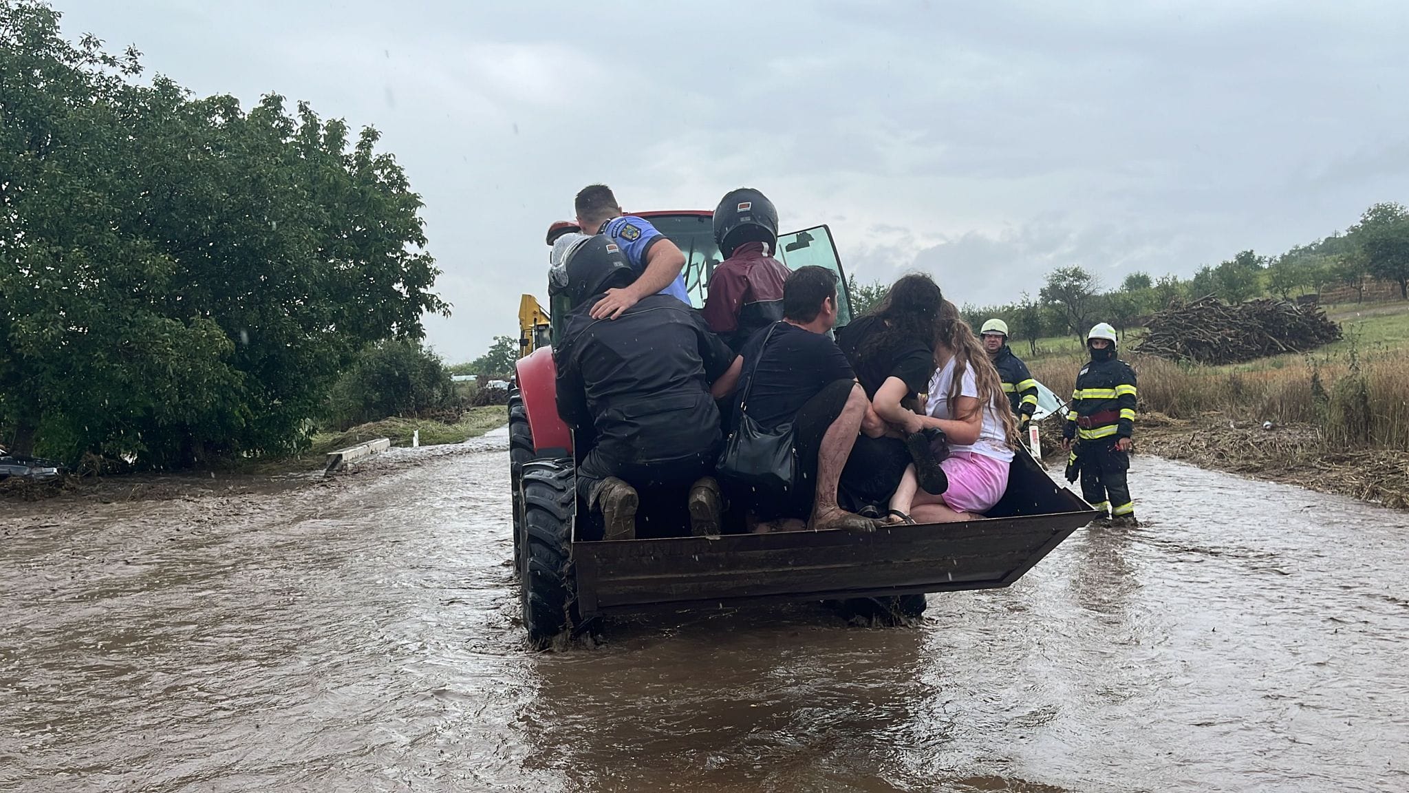 Mașini luate de viitură, pe un drum național din Tulcea. Localnicii anunțați prin RO-Alert să se pregătească de „o eventuală evacuare”
