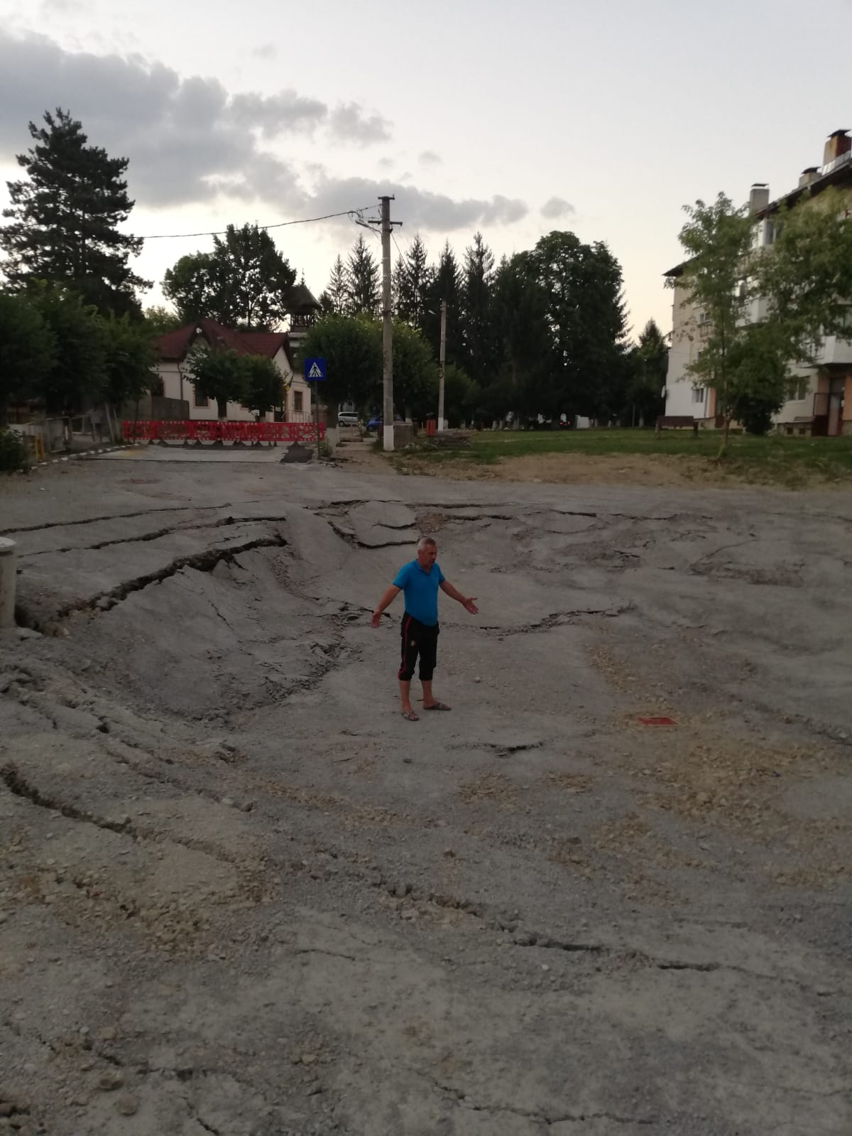 Se surpă din nou pământul la Slănic Prahova. Asfaltul a început iarăși să se crape | VIDEO