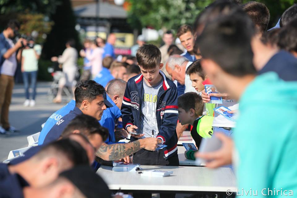 Ieșenii au făcut o sesiune de autografe înaintea meciului cu Steaua / GALERIE FOTO