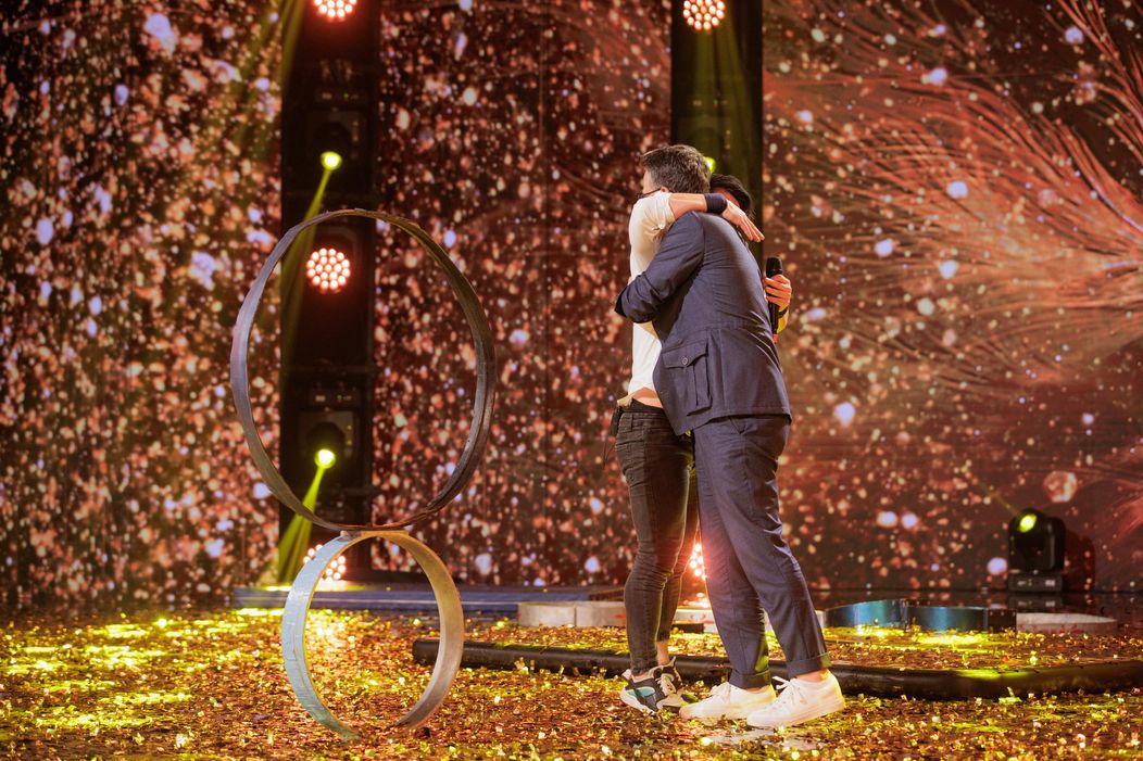 Hou Kai, primul Golden Buzz al sezonului 15 Românii au talent, a fost trimis în semifinală de Pavel Bartoș și Smiley. Povestea uluitoare a acrobatului de Cartea Recordurilor