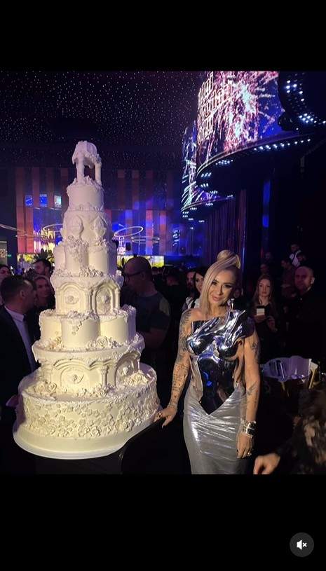 Anamaria Prodan a împlinit 51 de ani și a dat o petrecere la un restaurant de lux din Capitală. Tortul a fost spectaculos, iar ținuta a atras toate privirile