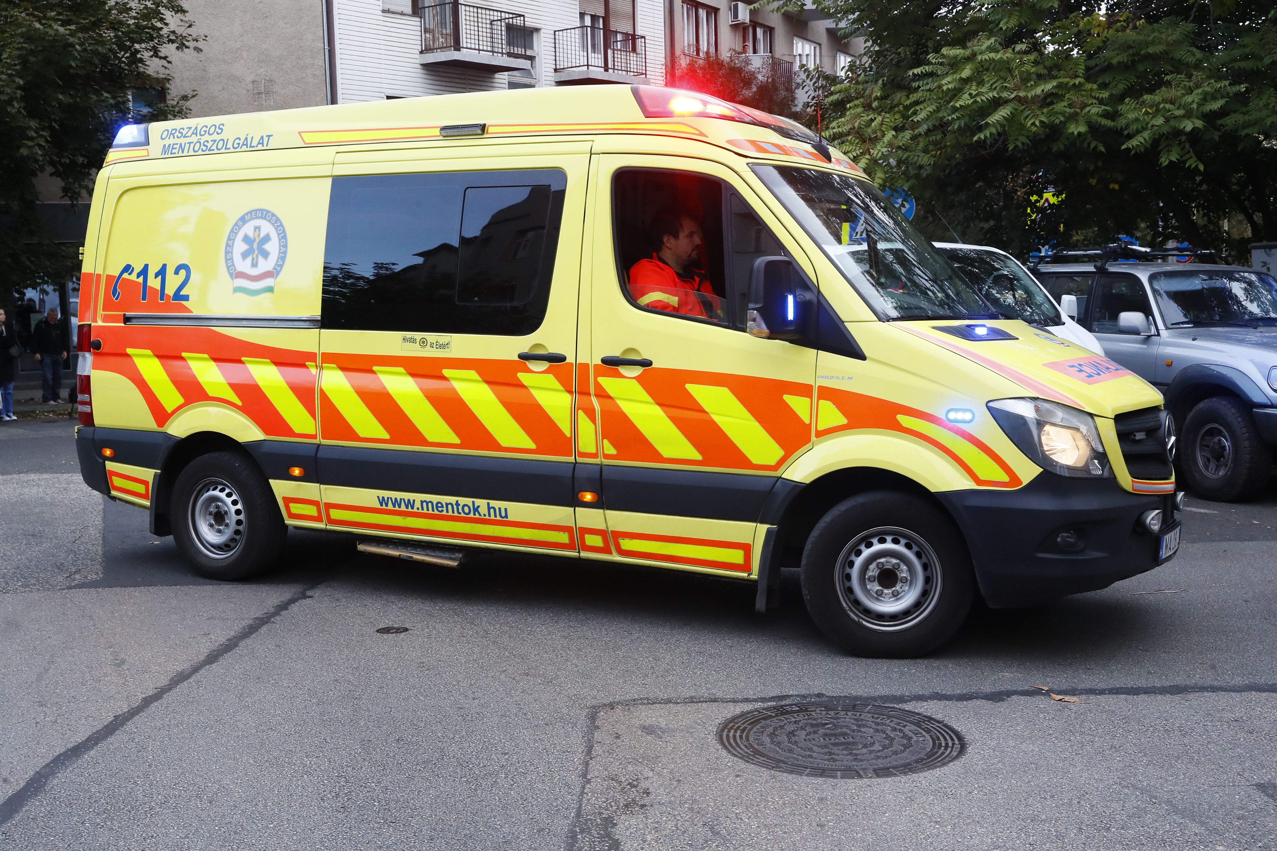 Dráma a baráti költöztetésen: bútorpakolás közben lett rosszul egy férfi Budapesten, pillanatokon belül már az életéért küzdöttek