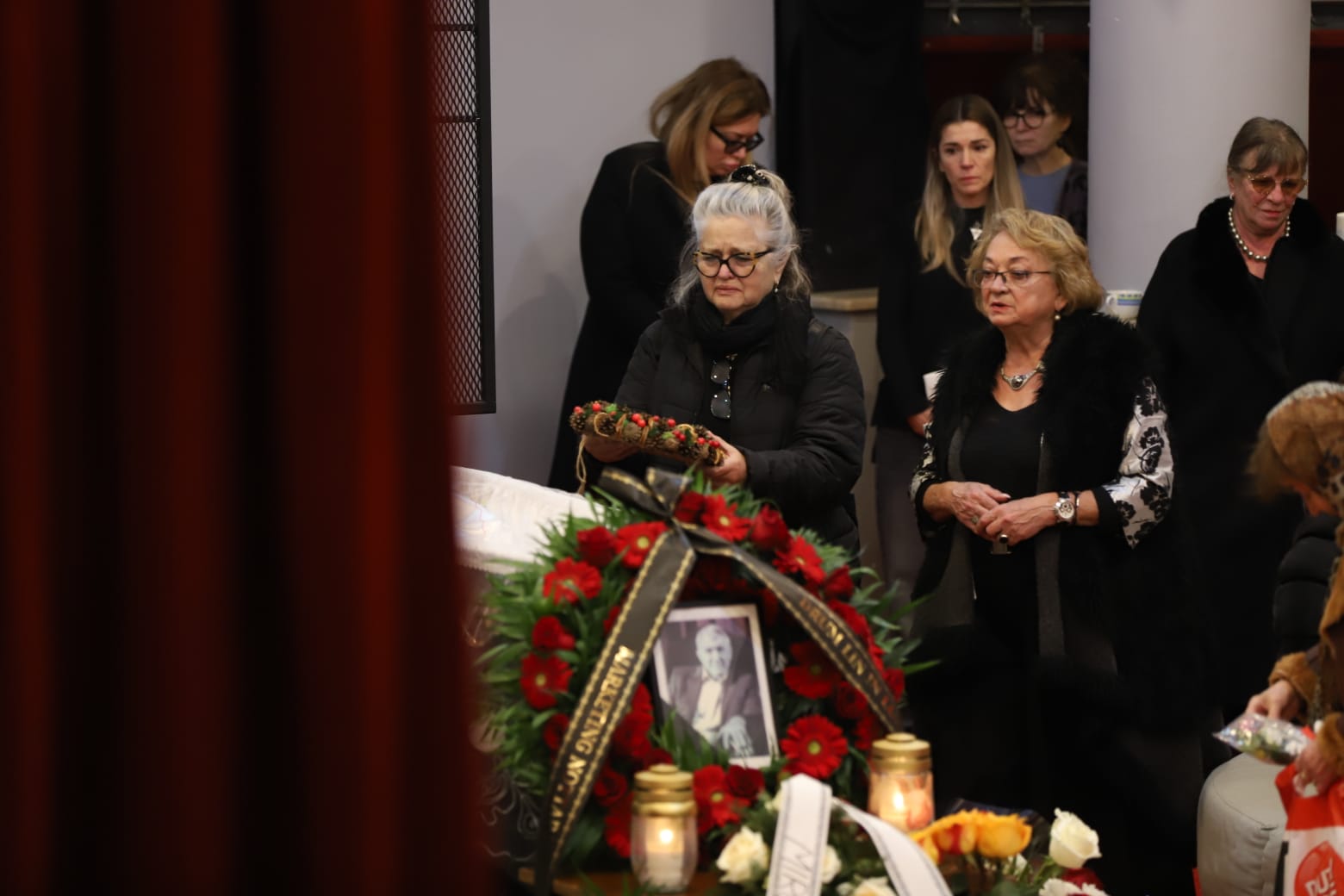 Imagini de la priveghiul lui Mircea Diaconu. Soția și fiica plâng lângă sicriul actorului EXCLUSIV