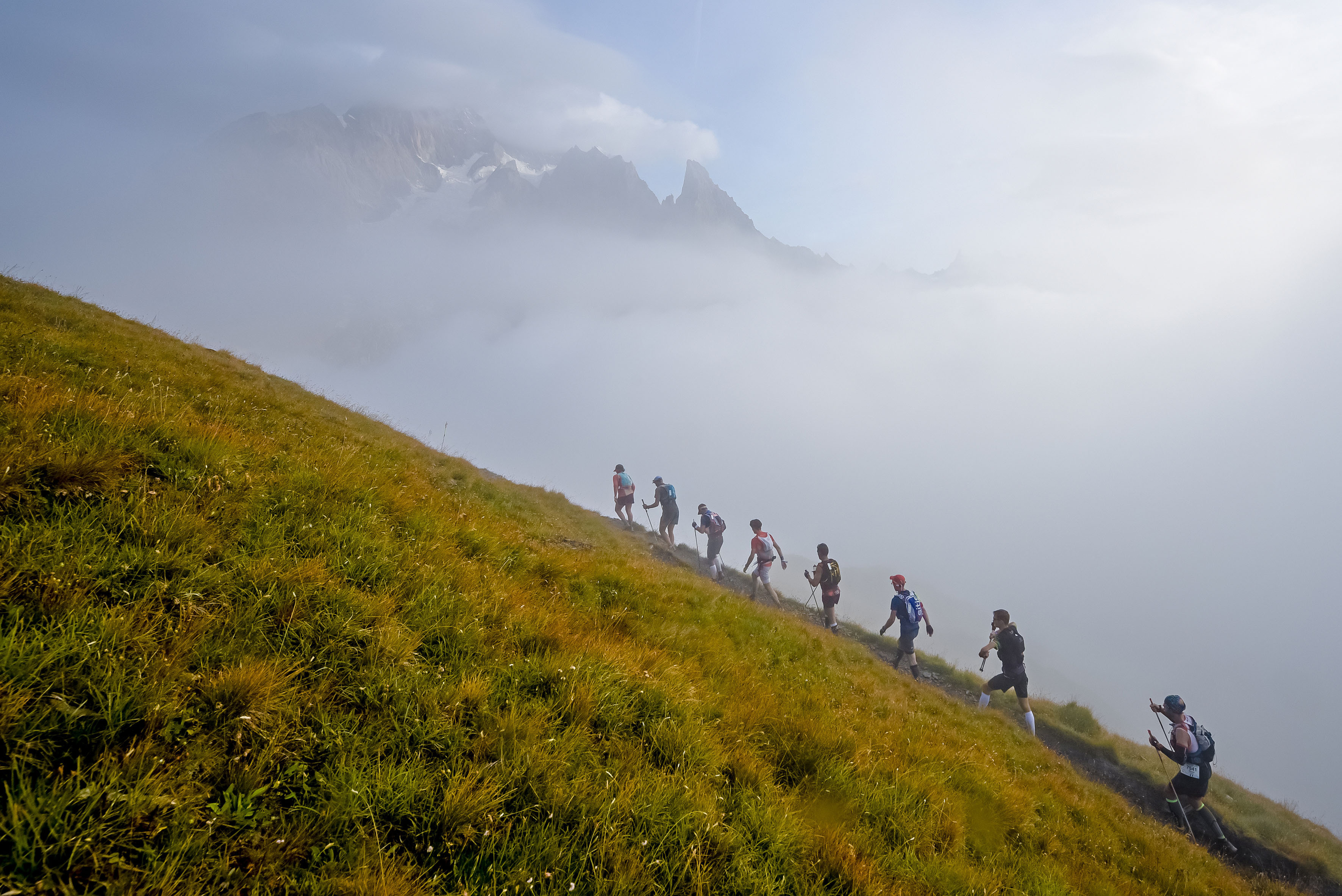 Am stat cu ochii pe Ultra Trail du Mont Blanc. Așa arată Golgota. Galerie foto spectaculoasă