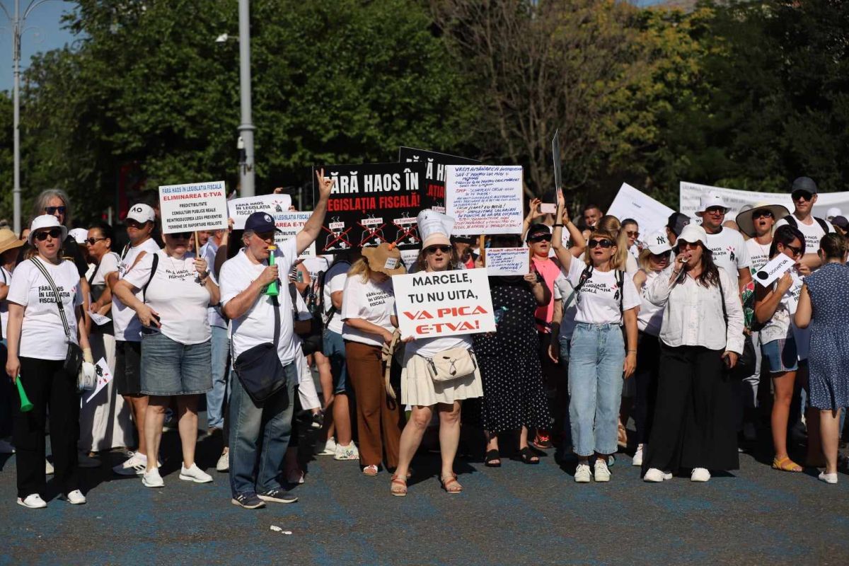 Protest al contabililor și economiștilor în București. Ministrul Boloș, după discuții: „Cea mai importantă concluzie este că vom mai dialoga”