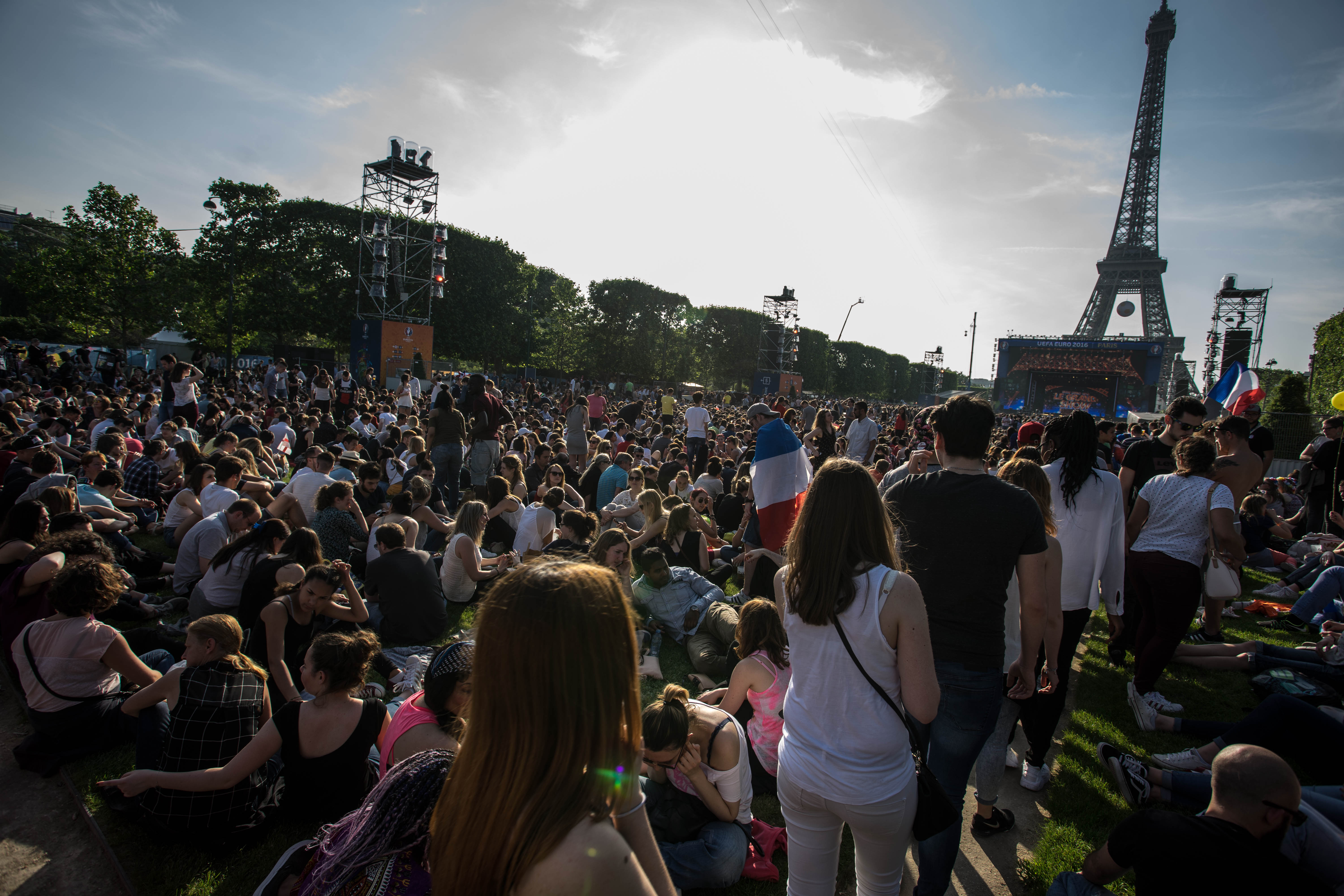 Euro 2016. ”Libertatea” a fost la fan-zonul uriaș din Paris, deschis cu un concert David Guetta, în prezența a zeci de mii de oameni. Securitate strictă / GALERIE FOTO și VIDEO