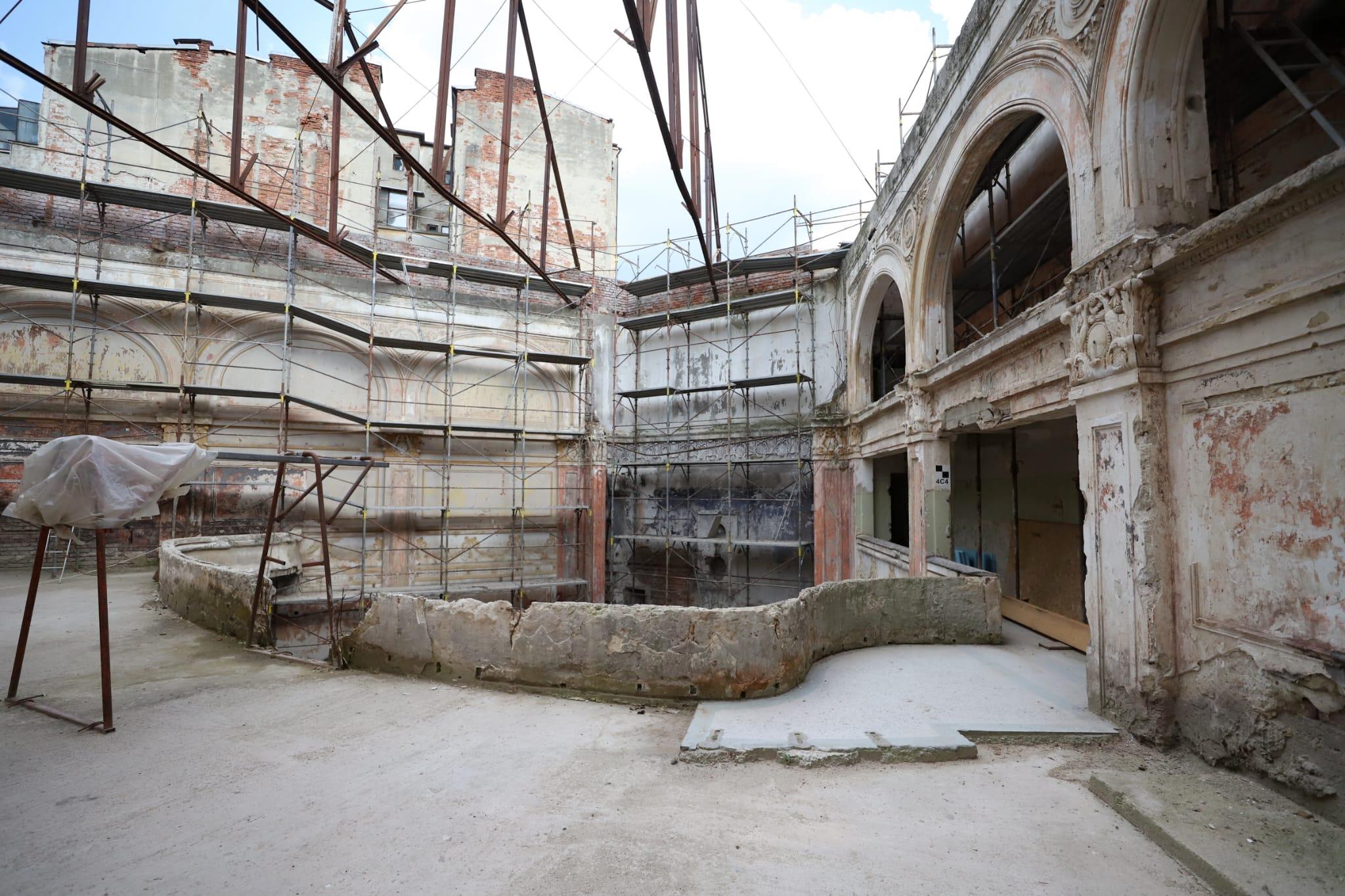Am intrat pe șantier! Renaște cinematograful Marconi, monumentul istoric abandonat la Gara de Nord. Inaugurare specială cu șuncă, șpriț și țuică
