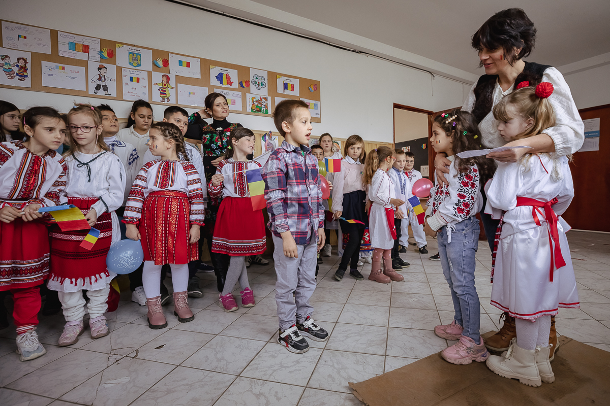 SPERANȚĂ. Într-o școală din Olt, o profesoară îi învață pe copiii cu părinți în străinătate să creadă că tinerii pot reuși și în țară: „Se pot realiza oriunde, numai să găsească oamenii potriviți”