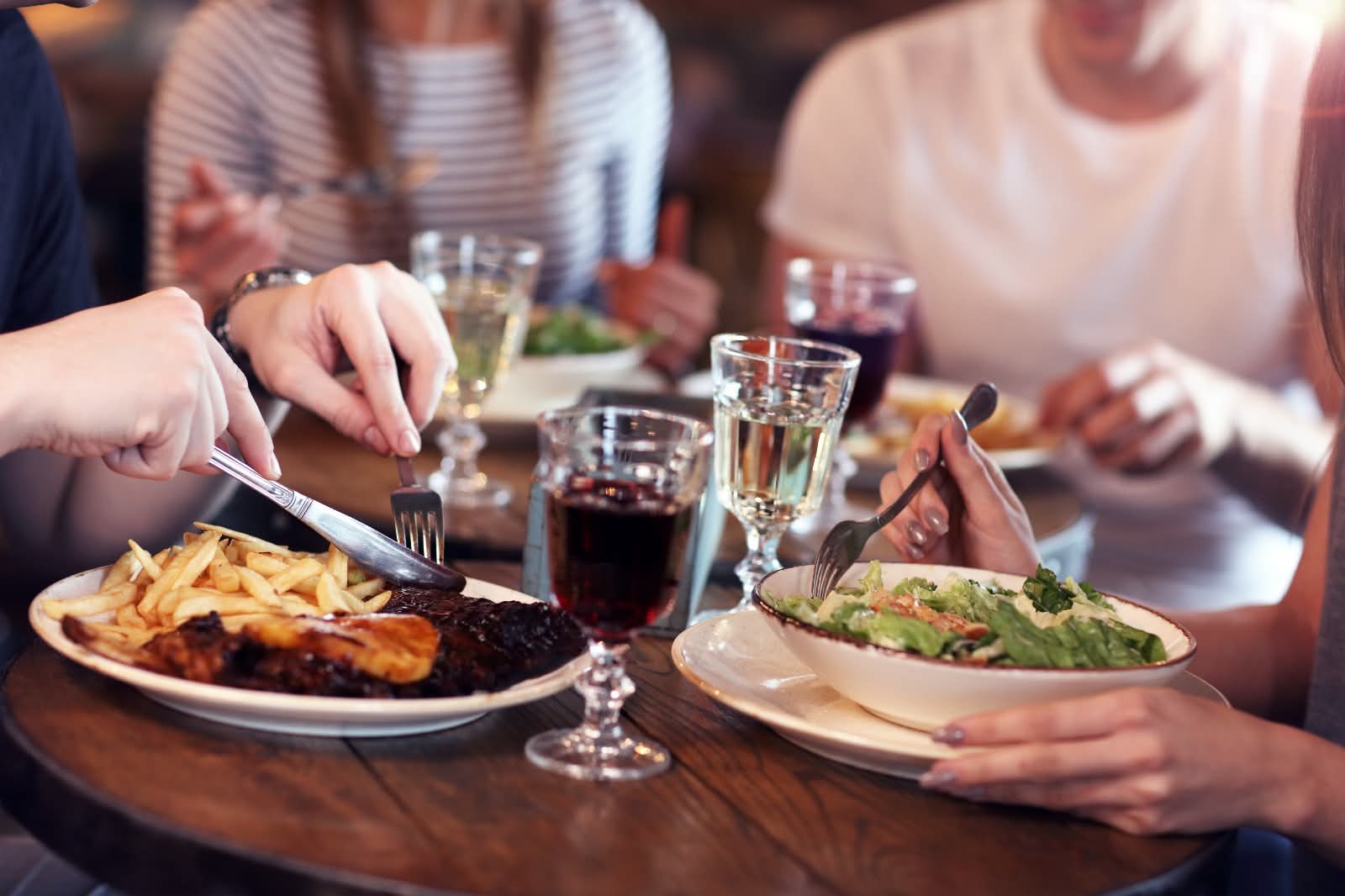De ce a fost „umflată” cu 600 de lei nota de plată a unor români într-un restaurant din Bacău: „Oare e legal?”